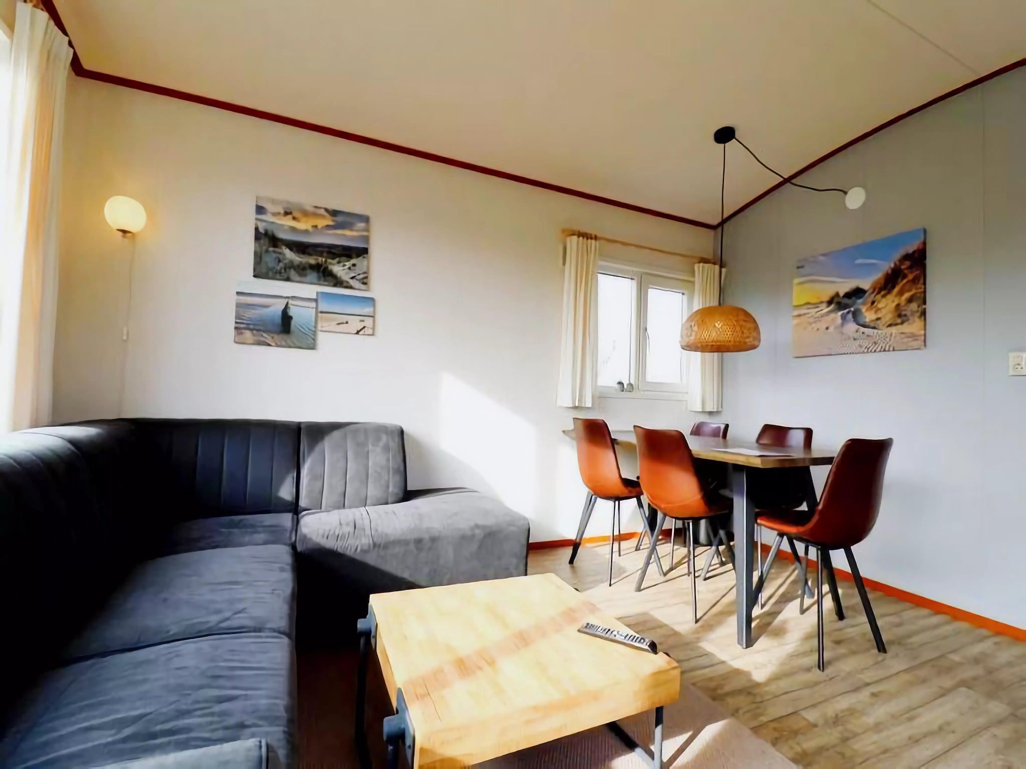 De woonkamer van Duinchalet in Hollum