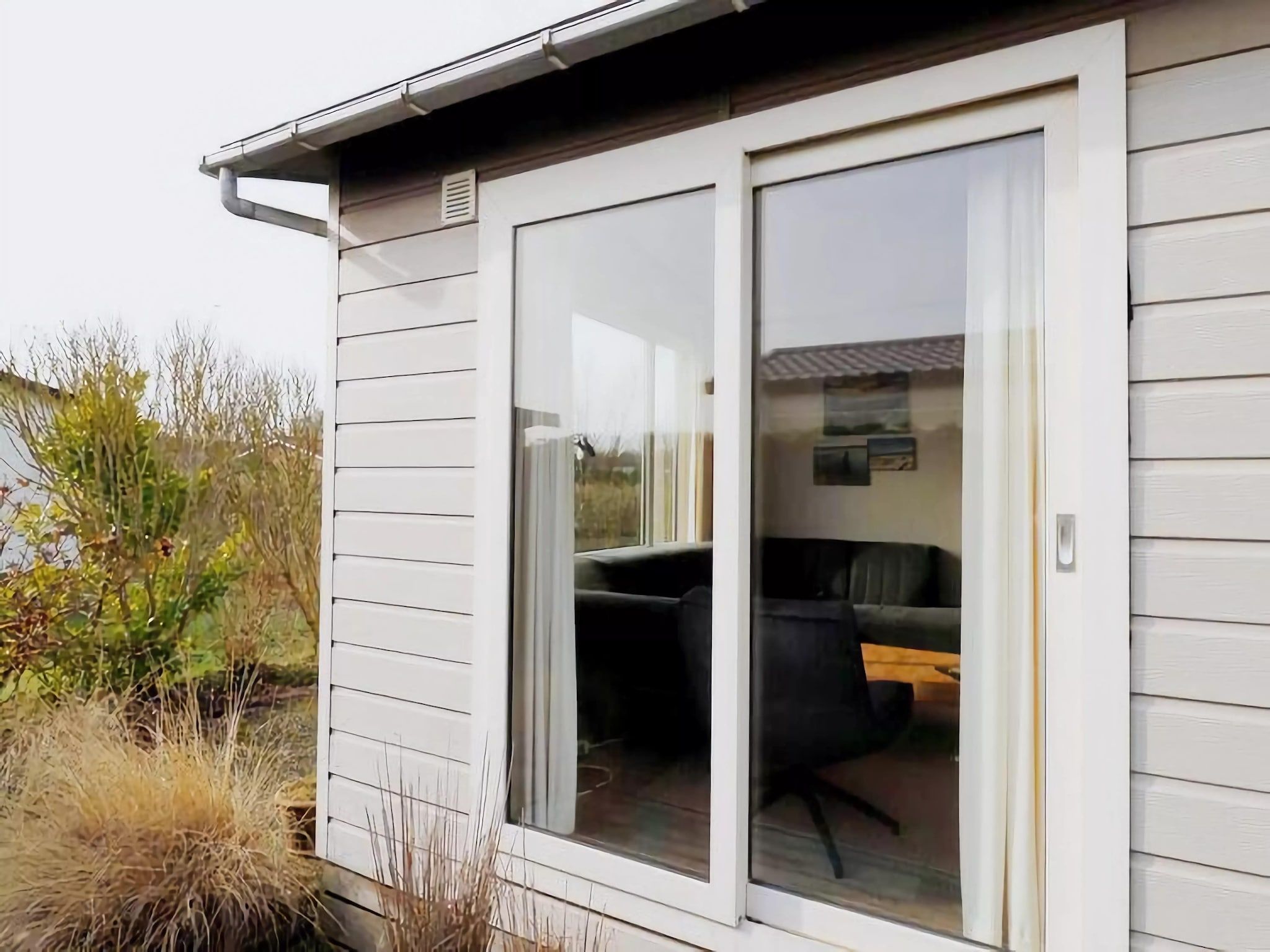 De buitenkant van Duinchalet in Hollum