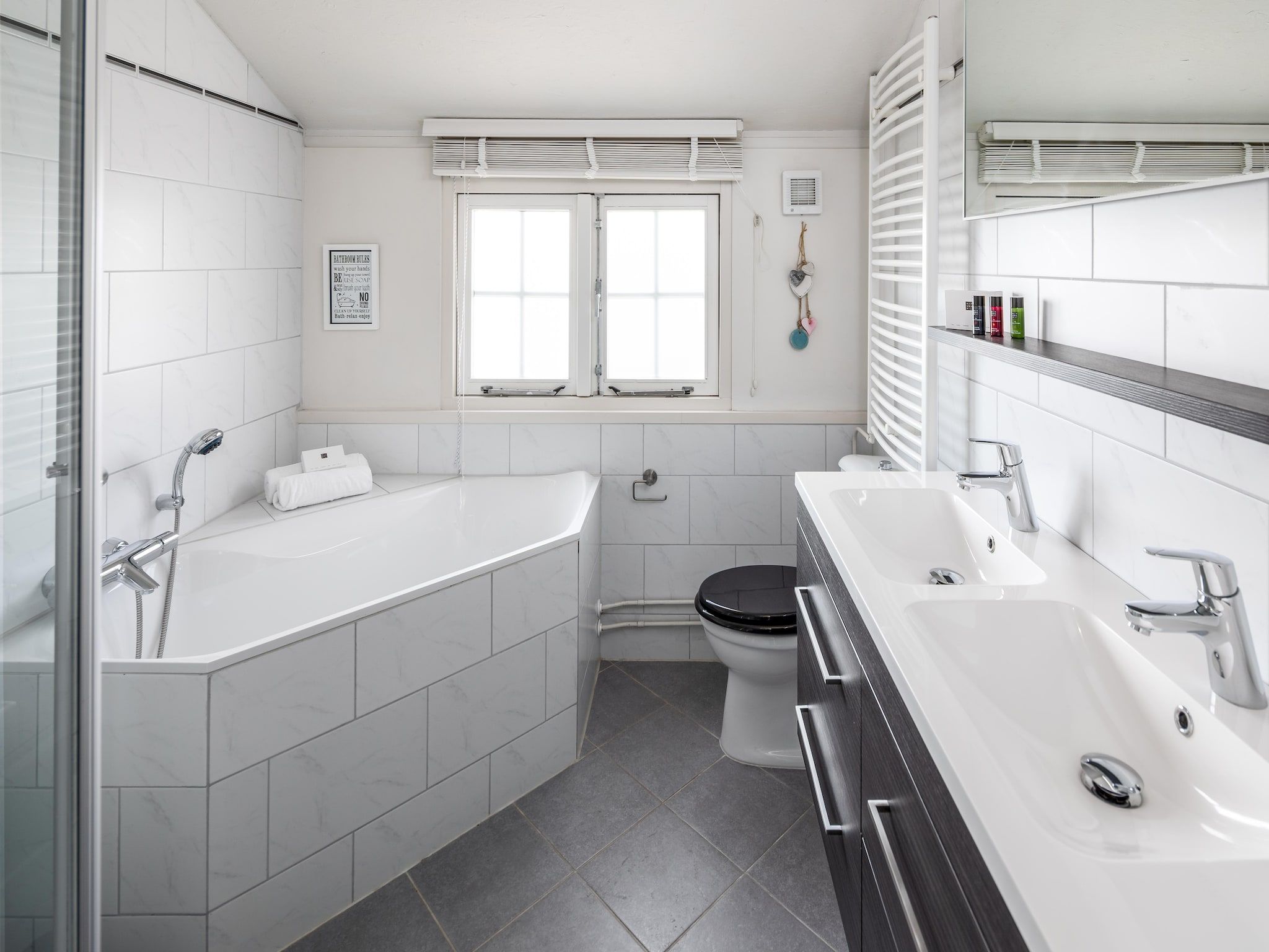 De badkamer van Buitenhof Domburg  16 in Domburg