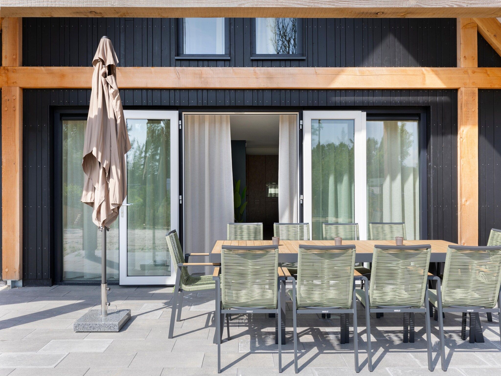 Het terras van Resort Nieuwvliet-Bad 12 in Nieuwvliet