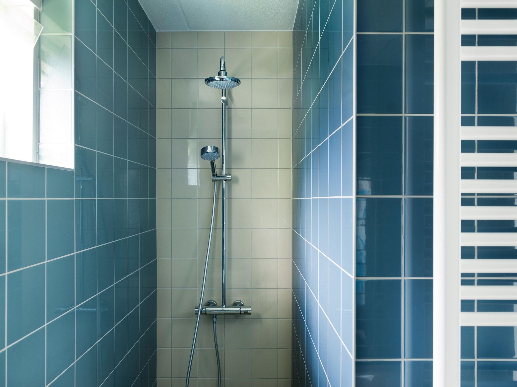 De badkamer van Wiid Wellness de luxe met sauna & buitenspa in Friesland