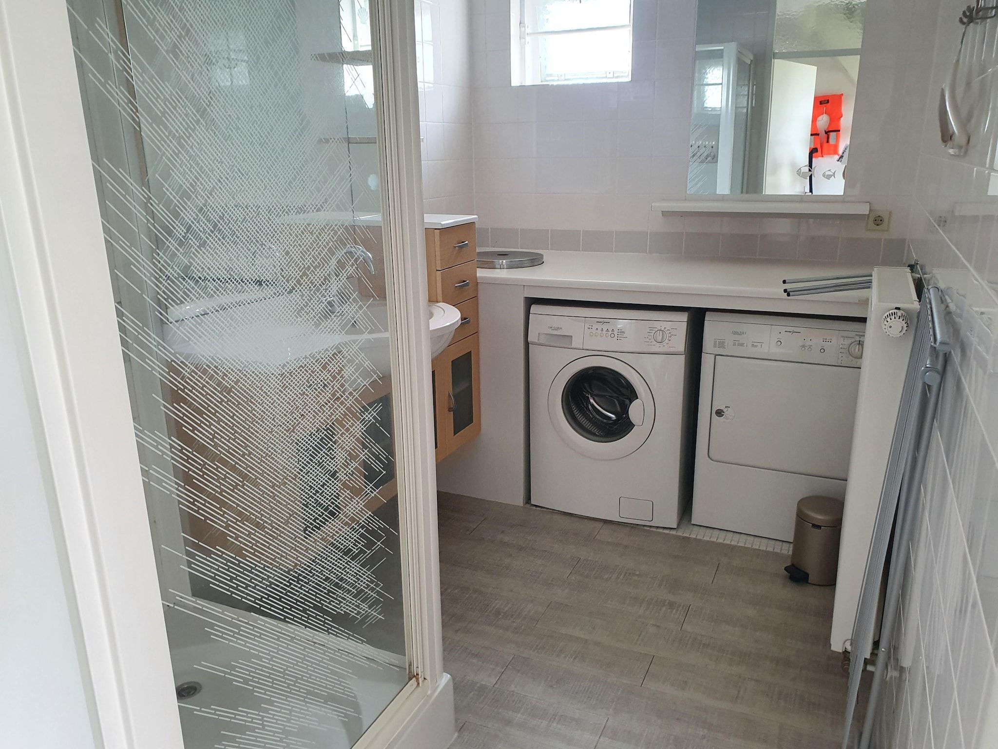 De badkamer van Wiid Wellness de luxe met sauna & buitenspa in Friesland