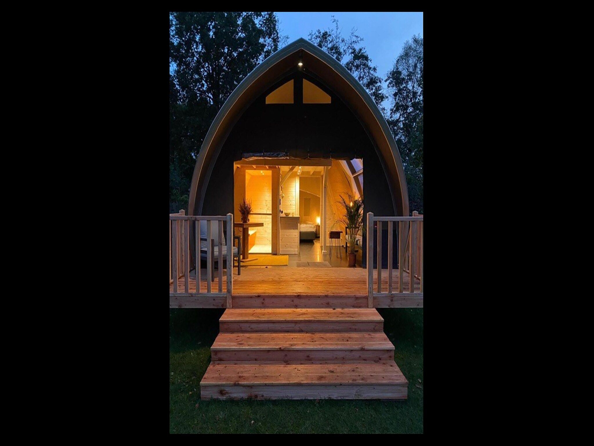 De woonkamer van Tentlodge Partijs Wellness met sauna en prive-bad-2p in Dalerveen