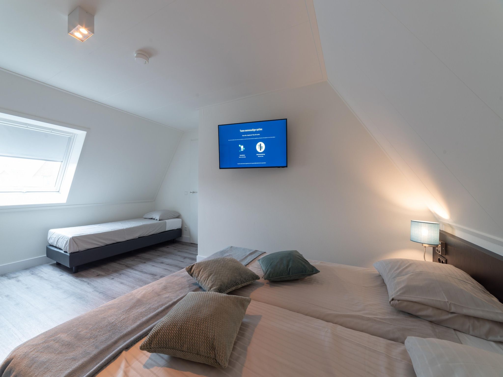 Een slaapkamer van 6 persoons vrijstaand met sauna/hond in Colijnsplaat