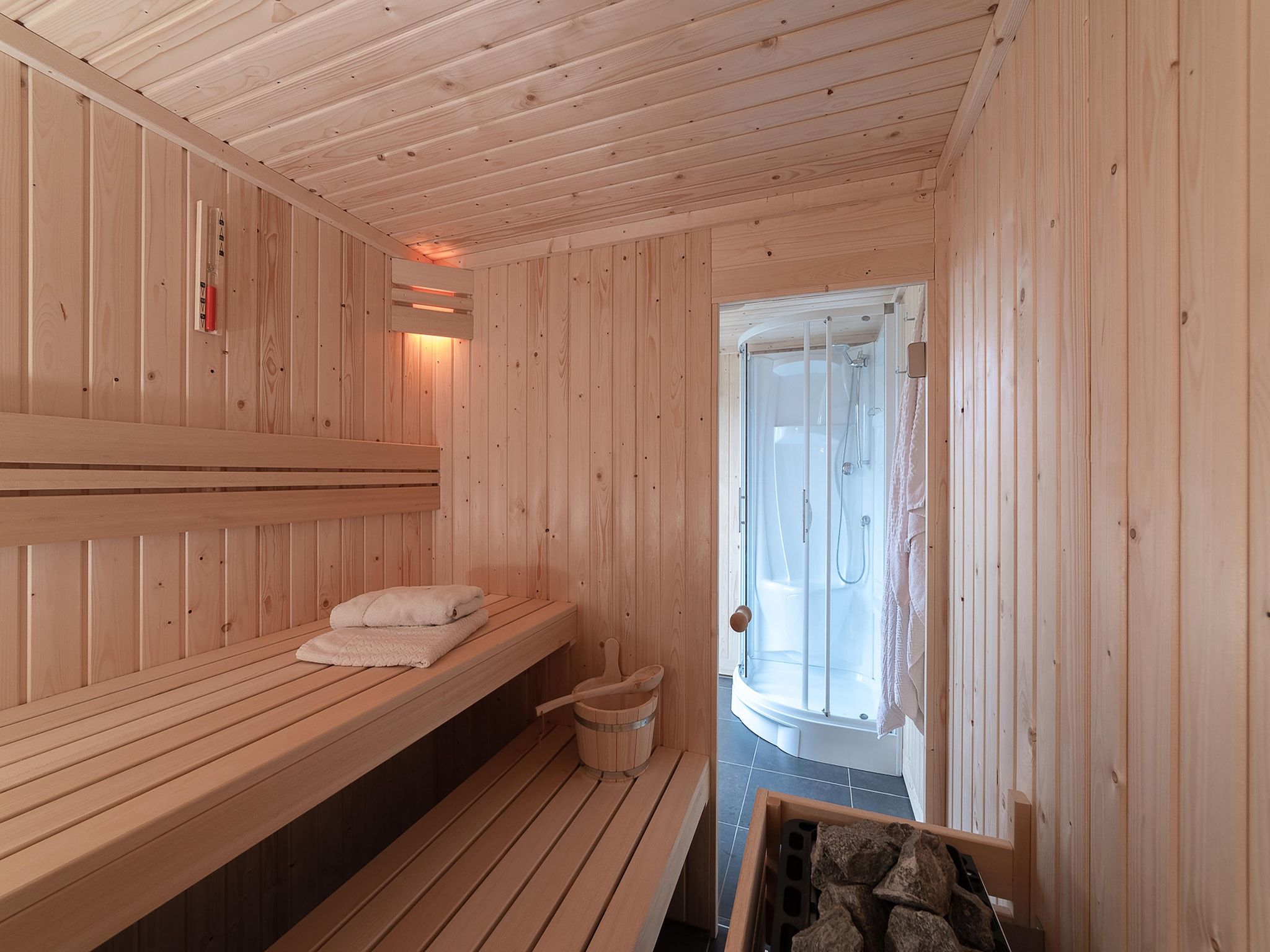 Wellness bij 6 persoons vrijstaand met sauna/hond in Colijnsplaat