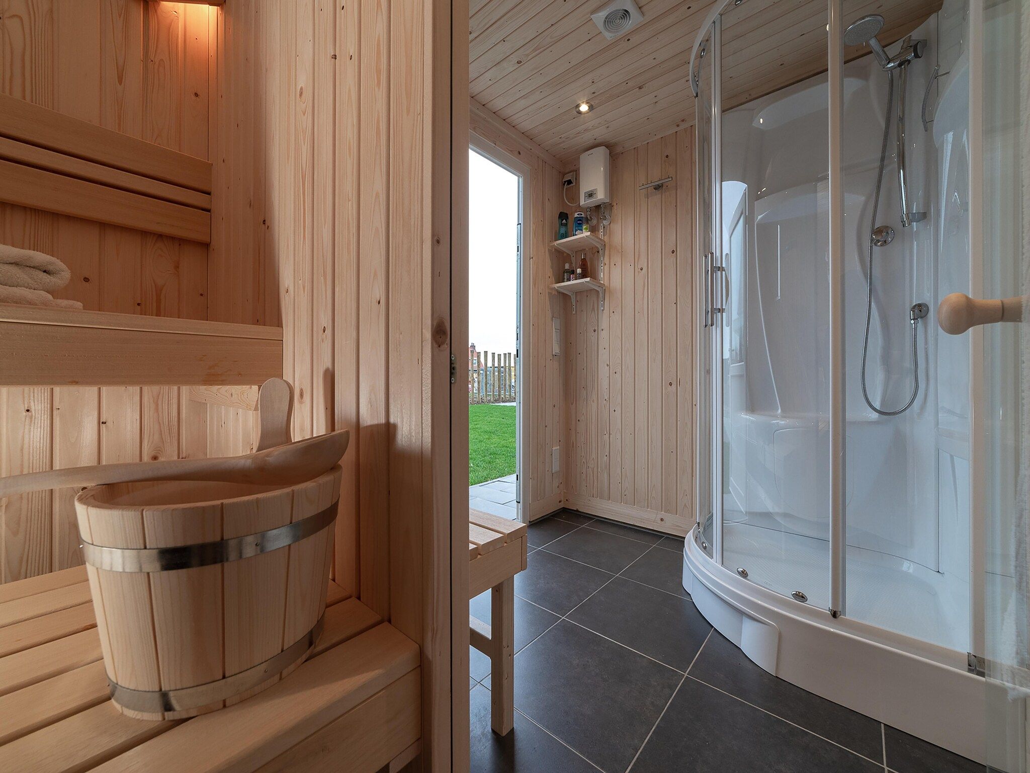 Wellness bij 6 persoons vrijstaand met sauna/hond in Colijnsplaat