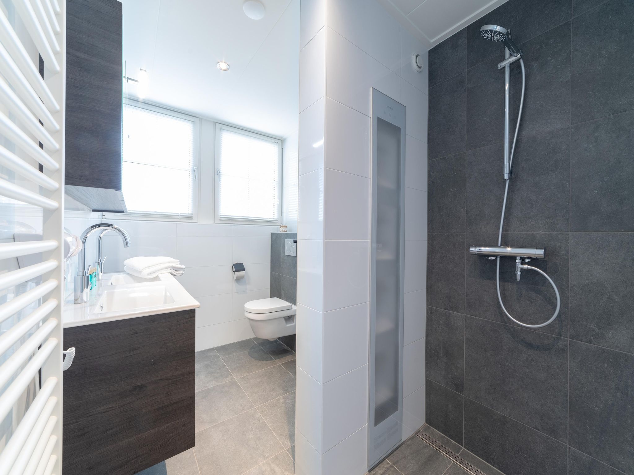 De badkamer van 6 persoons vrijstaand met sauna - 1 in Colijnsplaat