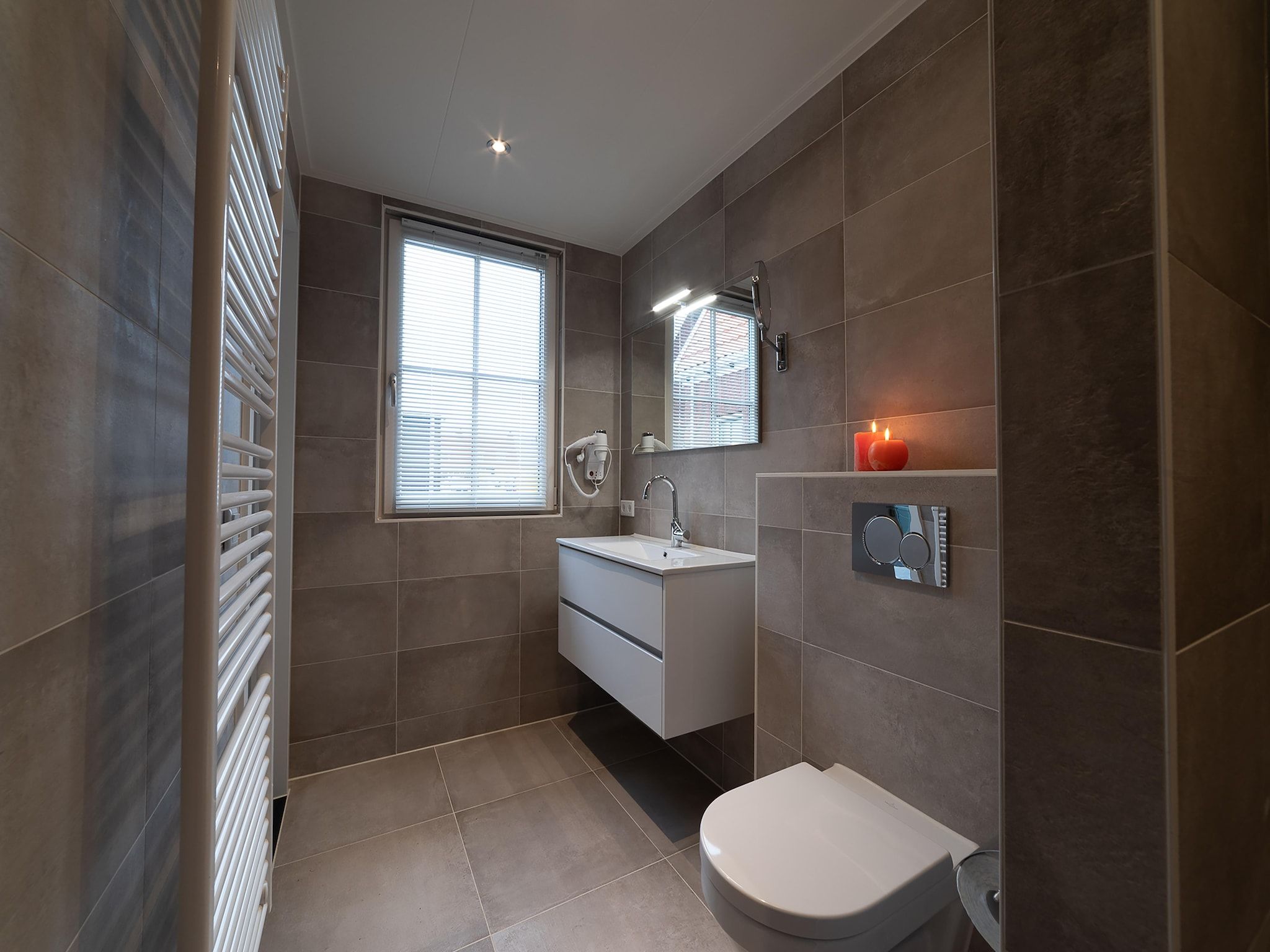 De badkamer van 6 persoons vrijstaand met sauna - 1 in Colijnsplaat