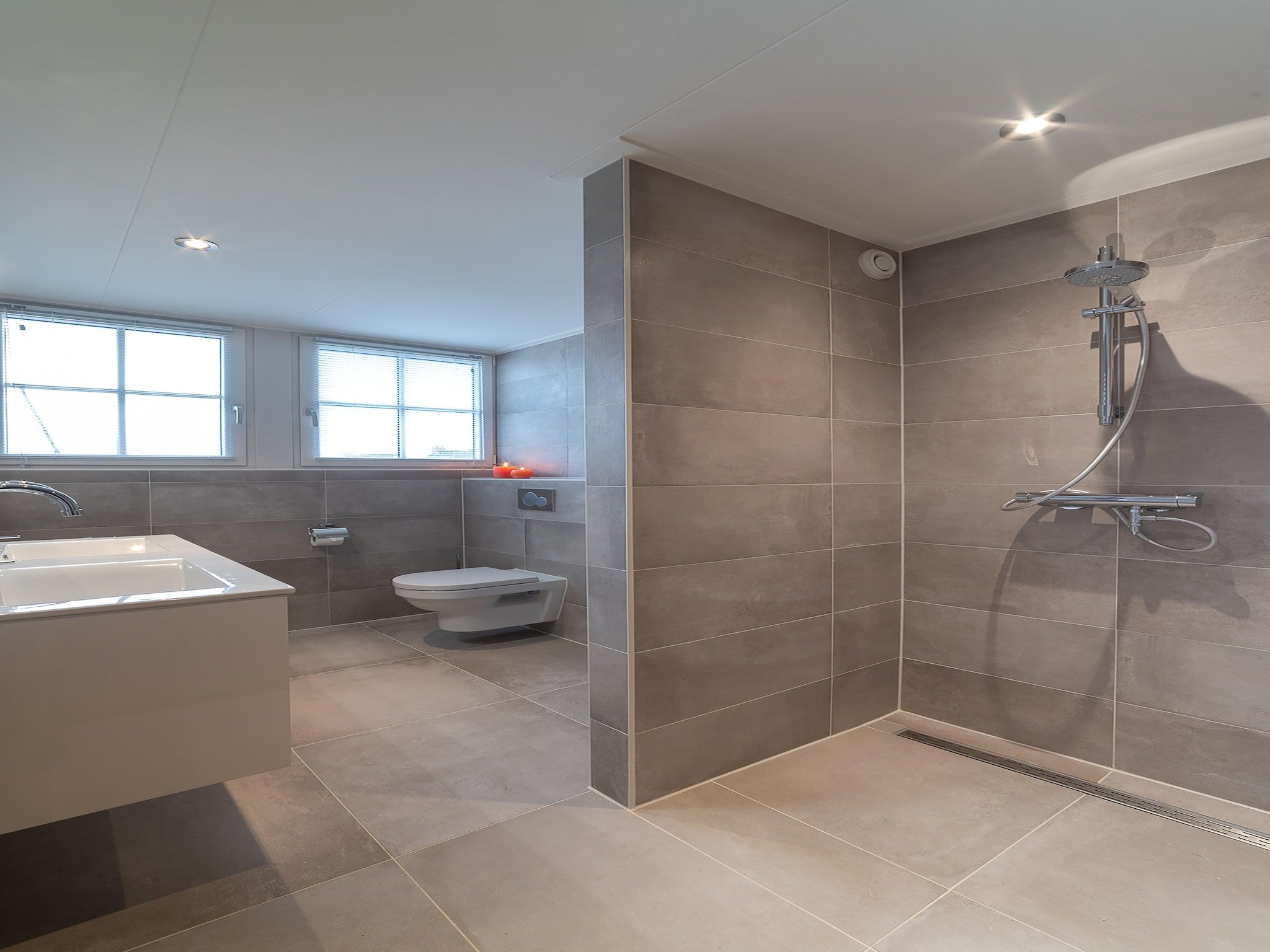 De badkamer van 6 persoons vrijstaand met sauna - 1 in Colijnsplaat