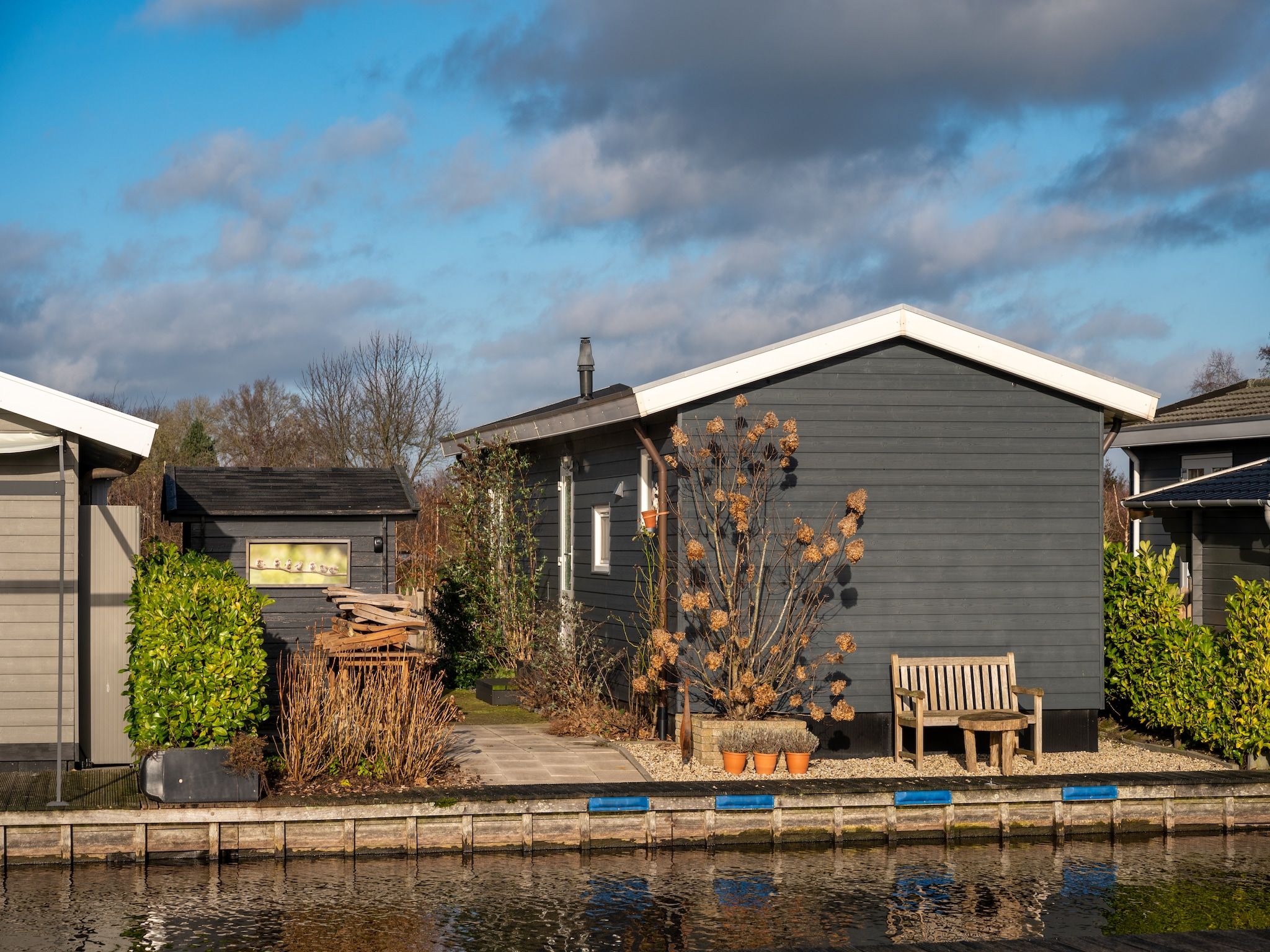 De buitenkant van Chalet Resort Venetie Giethoorn in Giethoorn