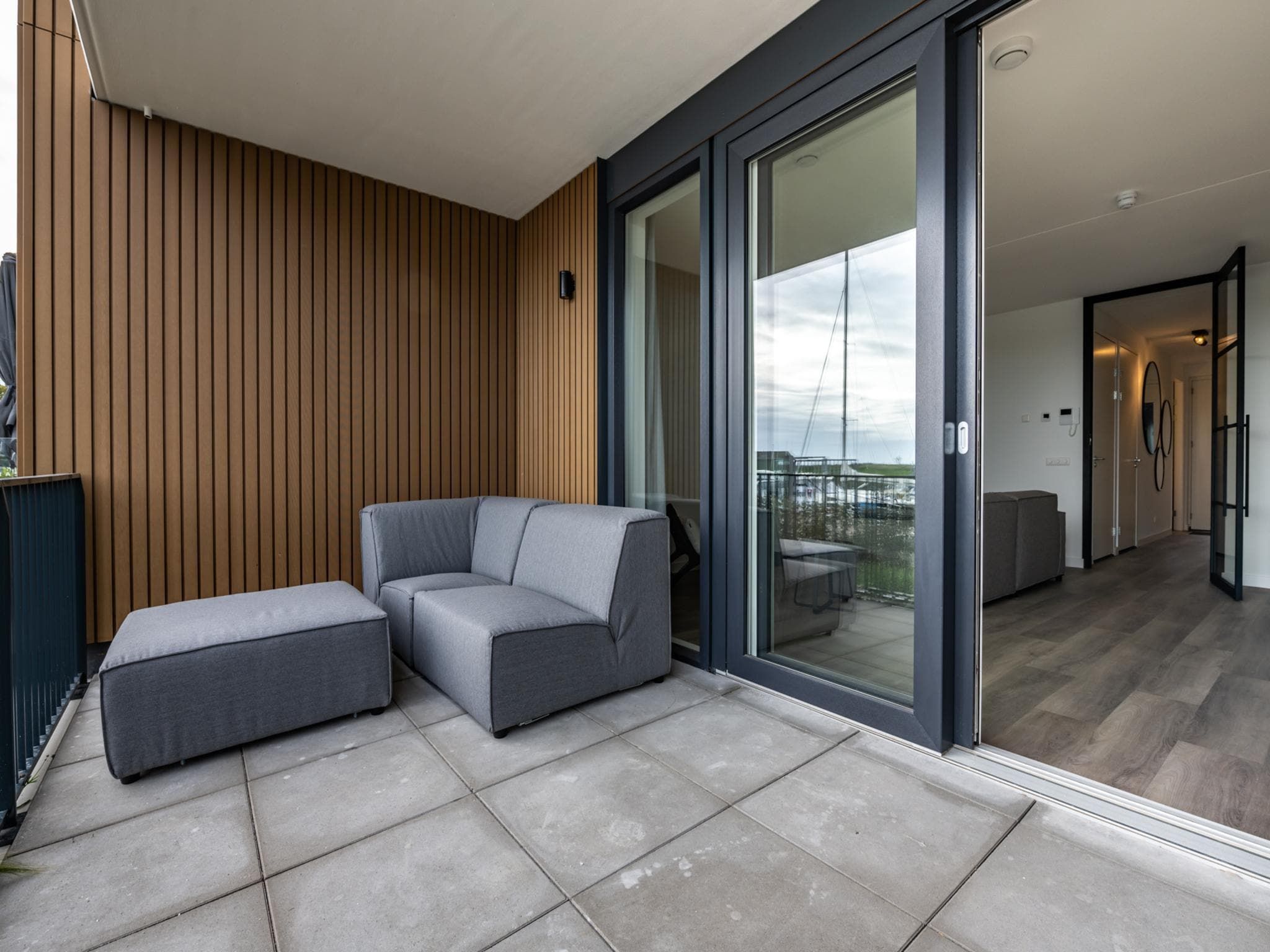 Het terras van Harbour Loft 1E Résidence Marina havenzicht in Kamperland