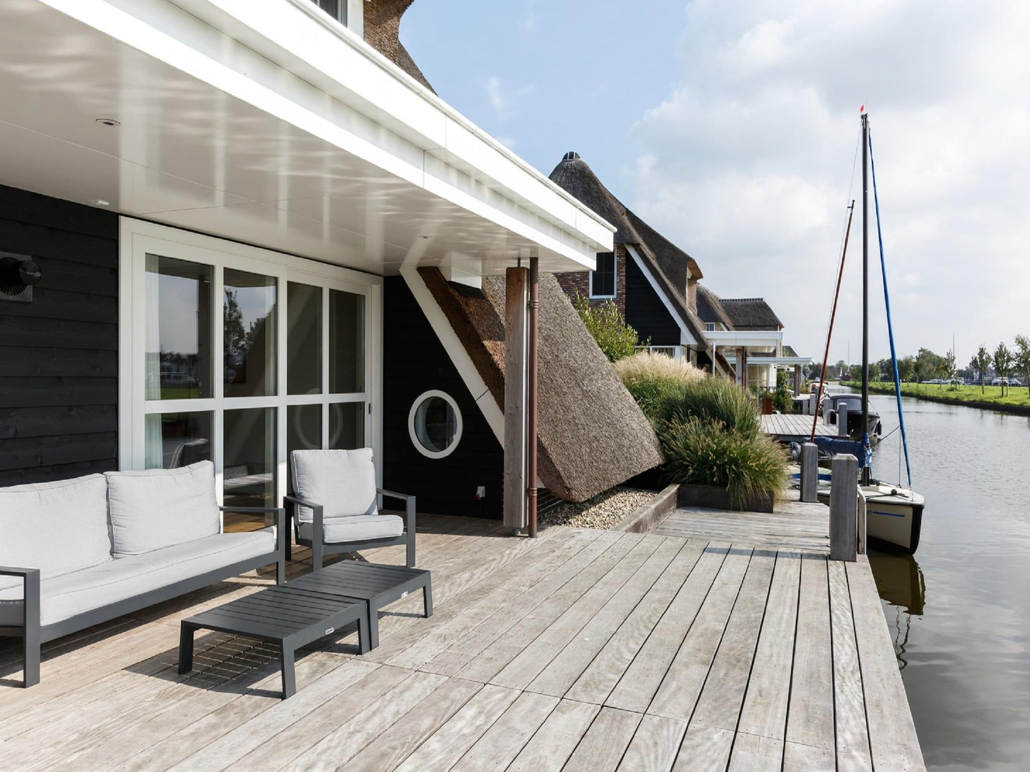 Het terras van Friese Meren Villa's 22 in Delfstrahuizen