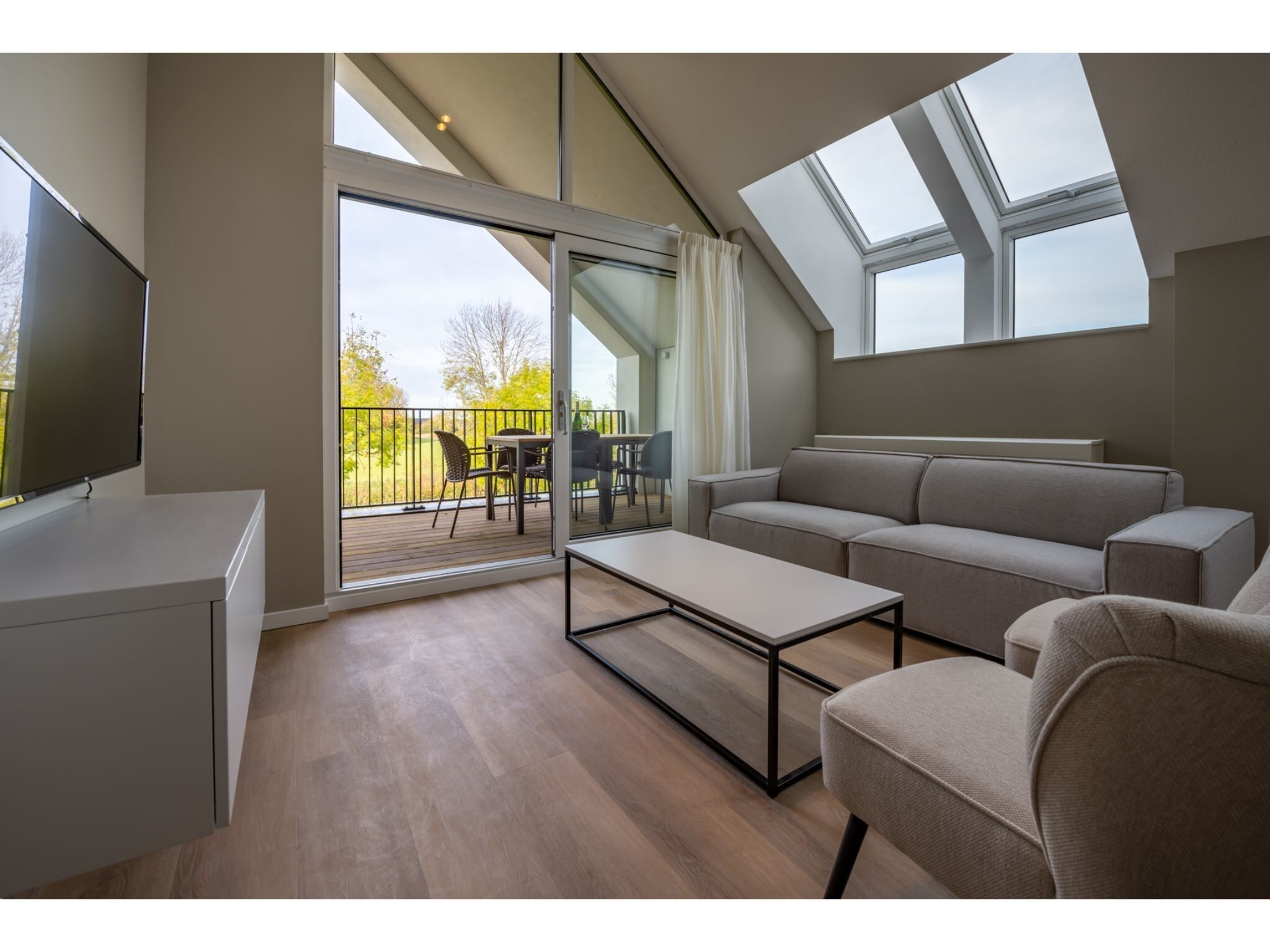 De woonkamer van Harbour Loft 2i Résidence Marina polderzijde in Kamperland