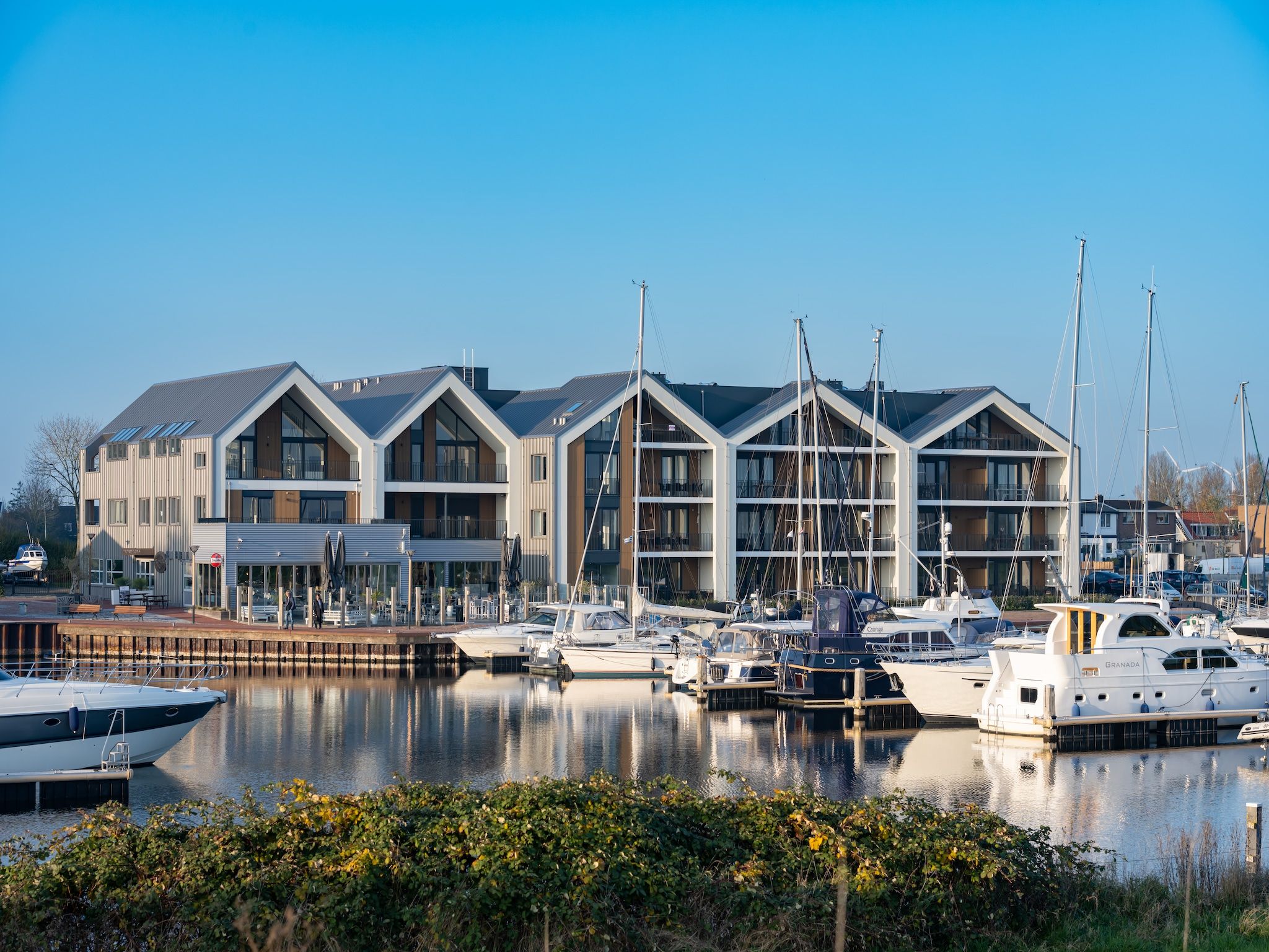 De buitenkant van Harbour Loft 2i Résidence Marina polderzijde in Kamperland