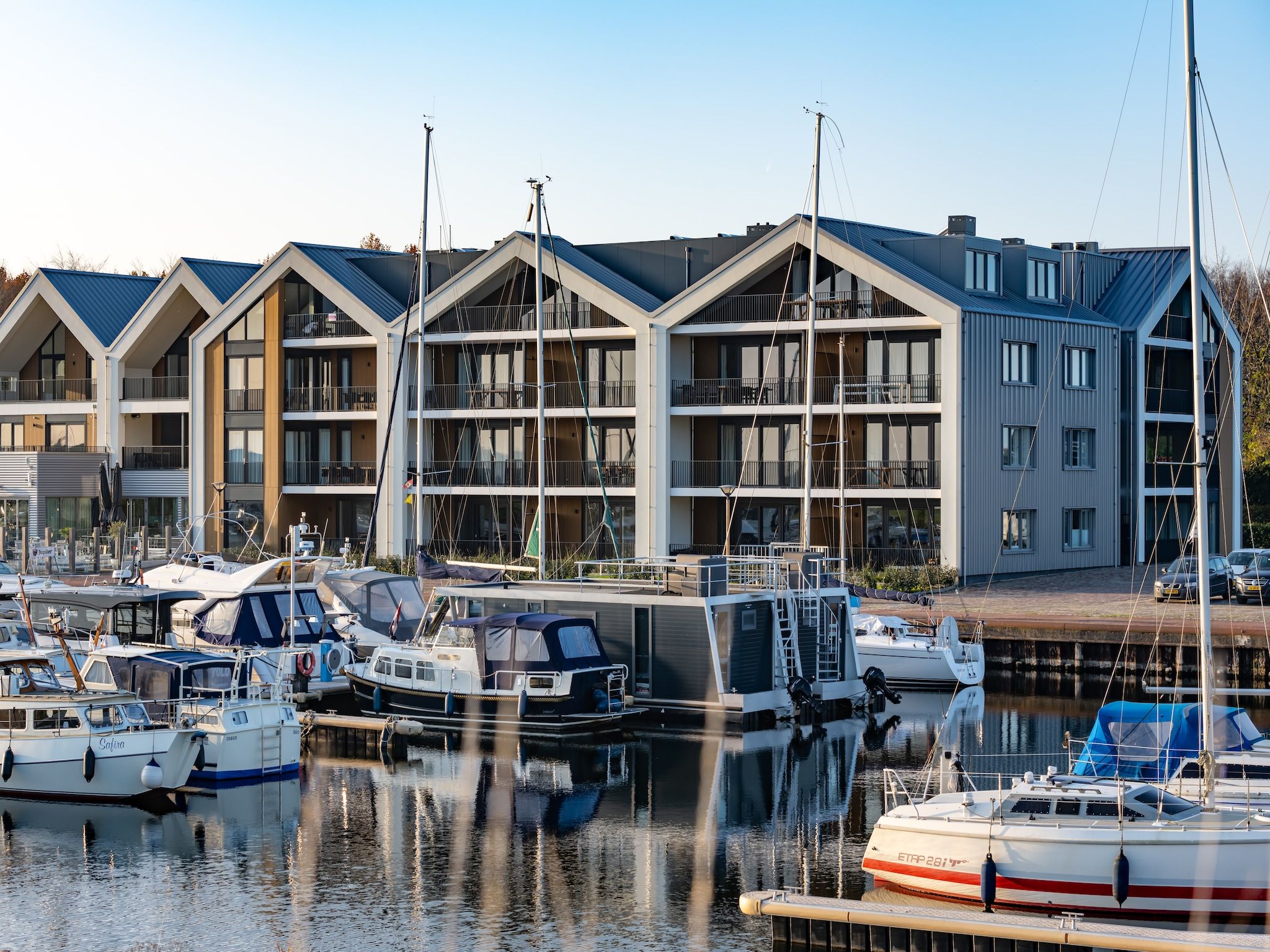De buitenkant van Harbour Loft 2i Résidence Marina polderzijde in Kamperland