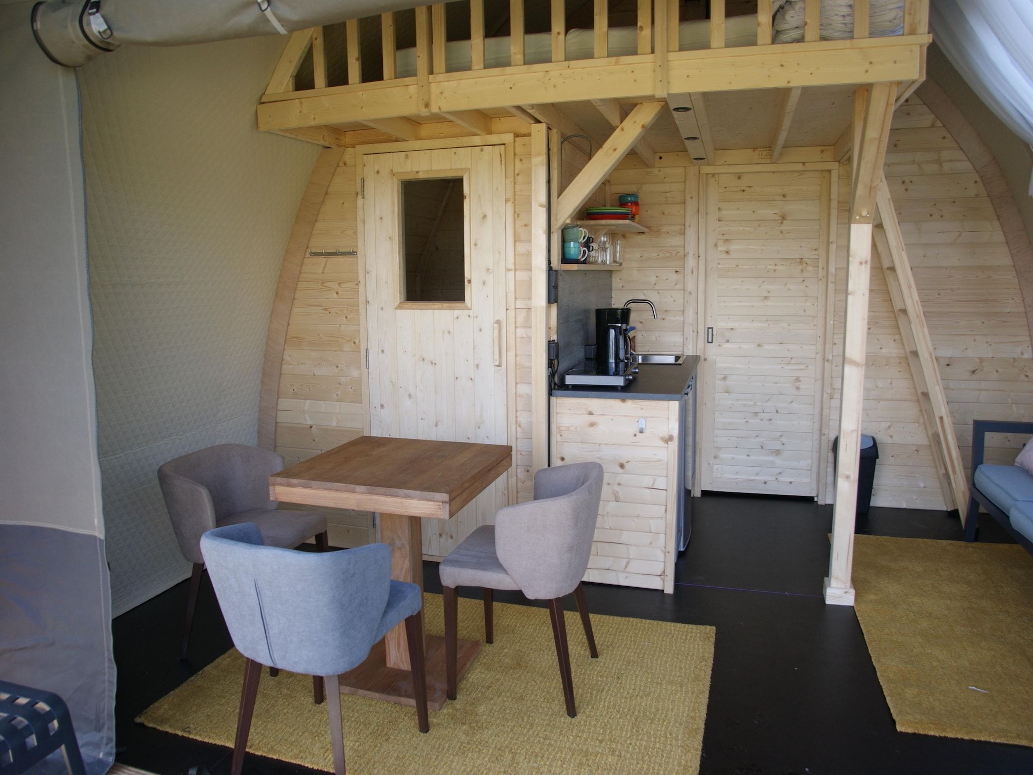 De woonkamer van Tentlodge Fazant in Dalerveen