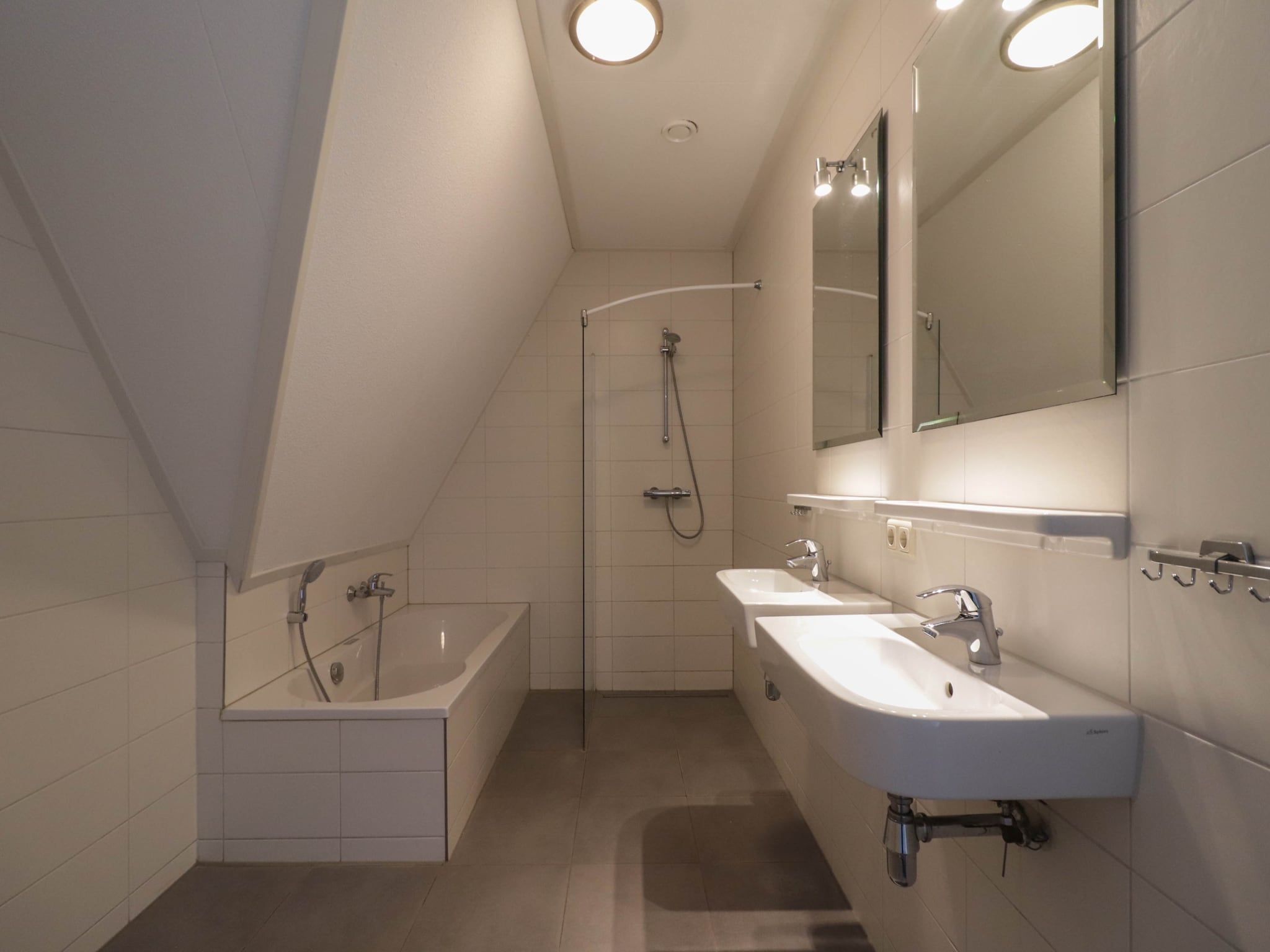 De badkamer van Beachvilla Royaal met Sauna - 10 personen in Makkum
