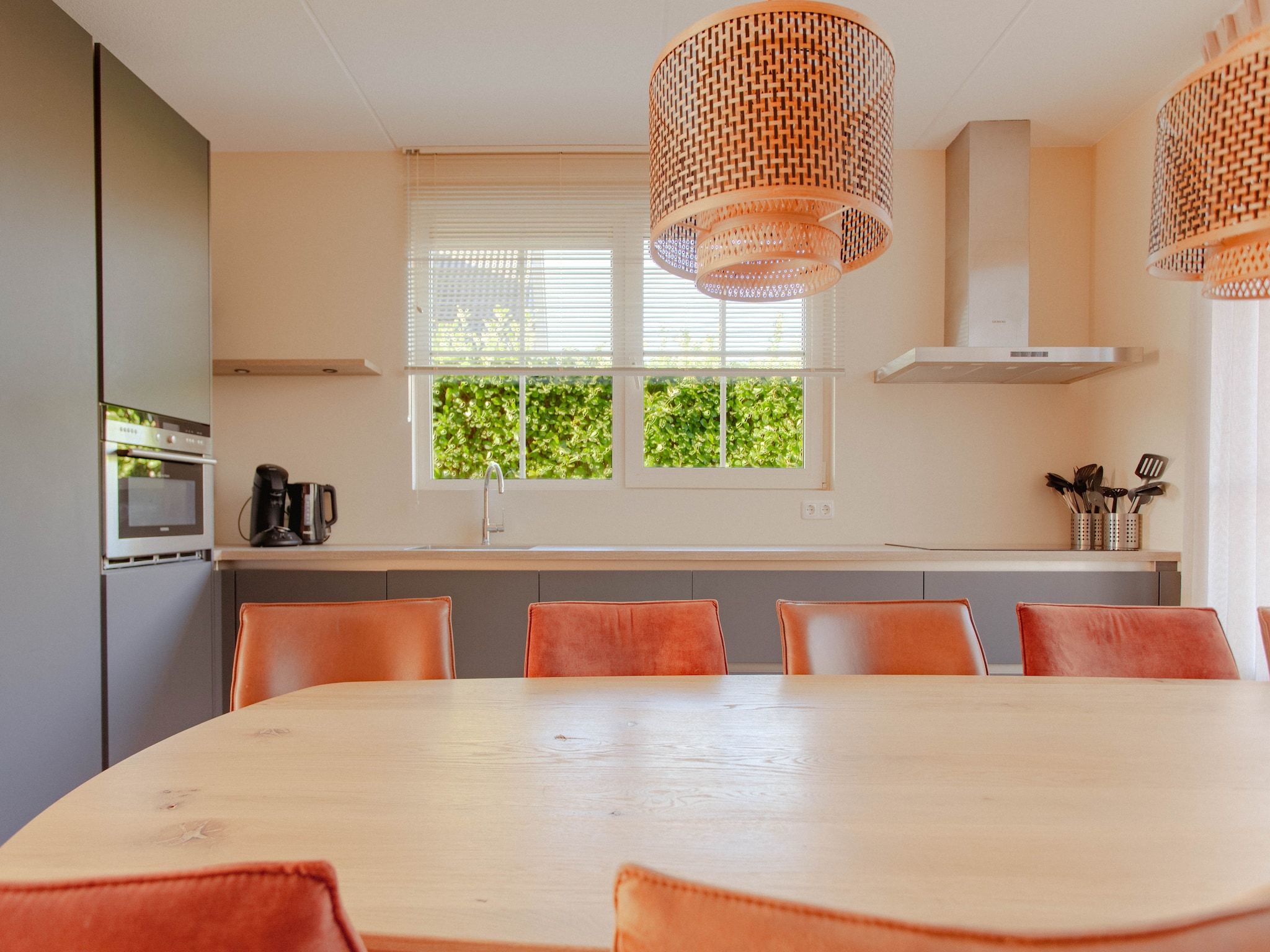 De eetkamer van Beachvilla Royaal met Sauna - 10 personen in Makkum