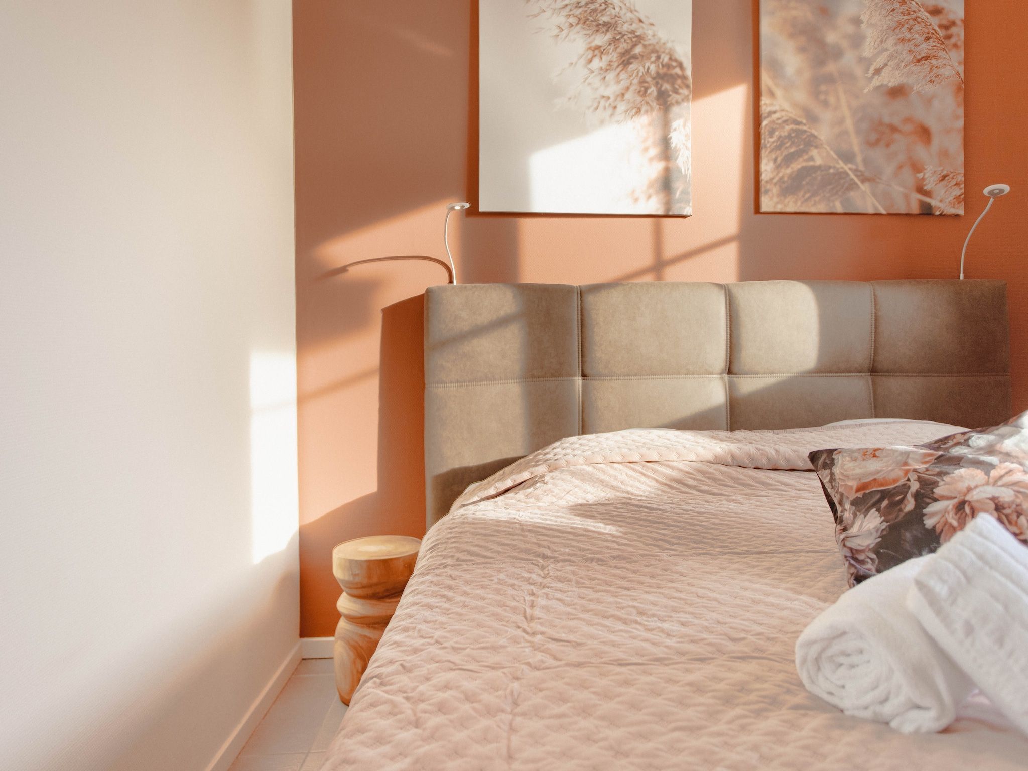 Een slaapkamer van Beachvilla Royaal met Sauna - 10 personen in Makkum
