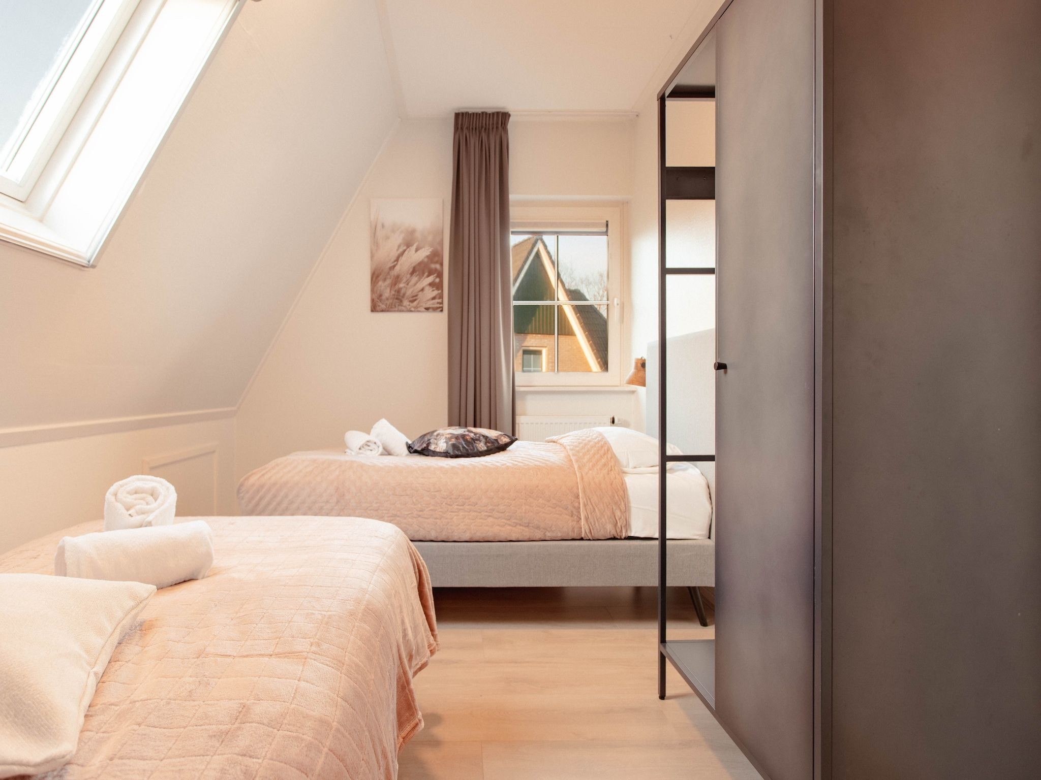 Een slaapkamer van Beachvilla Royaal met Sauna - 10 personen in Makkum