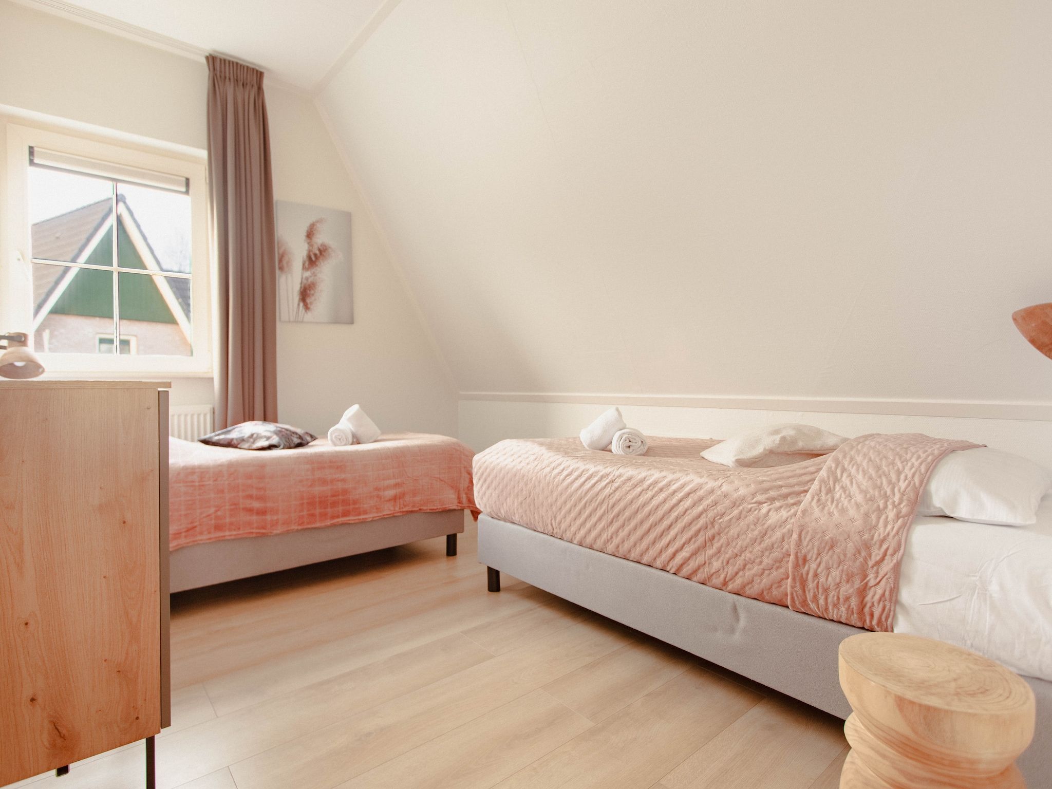Een slaapkamer van Beachvilla Royaal met Sauna - 10 personen in Makkum