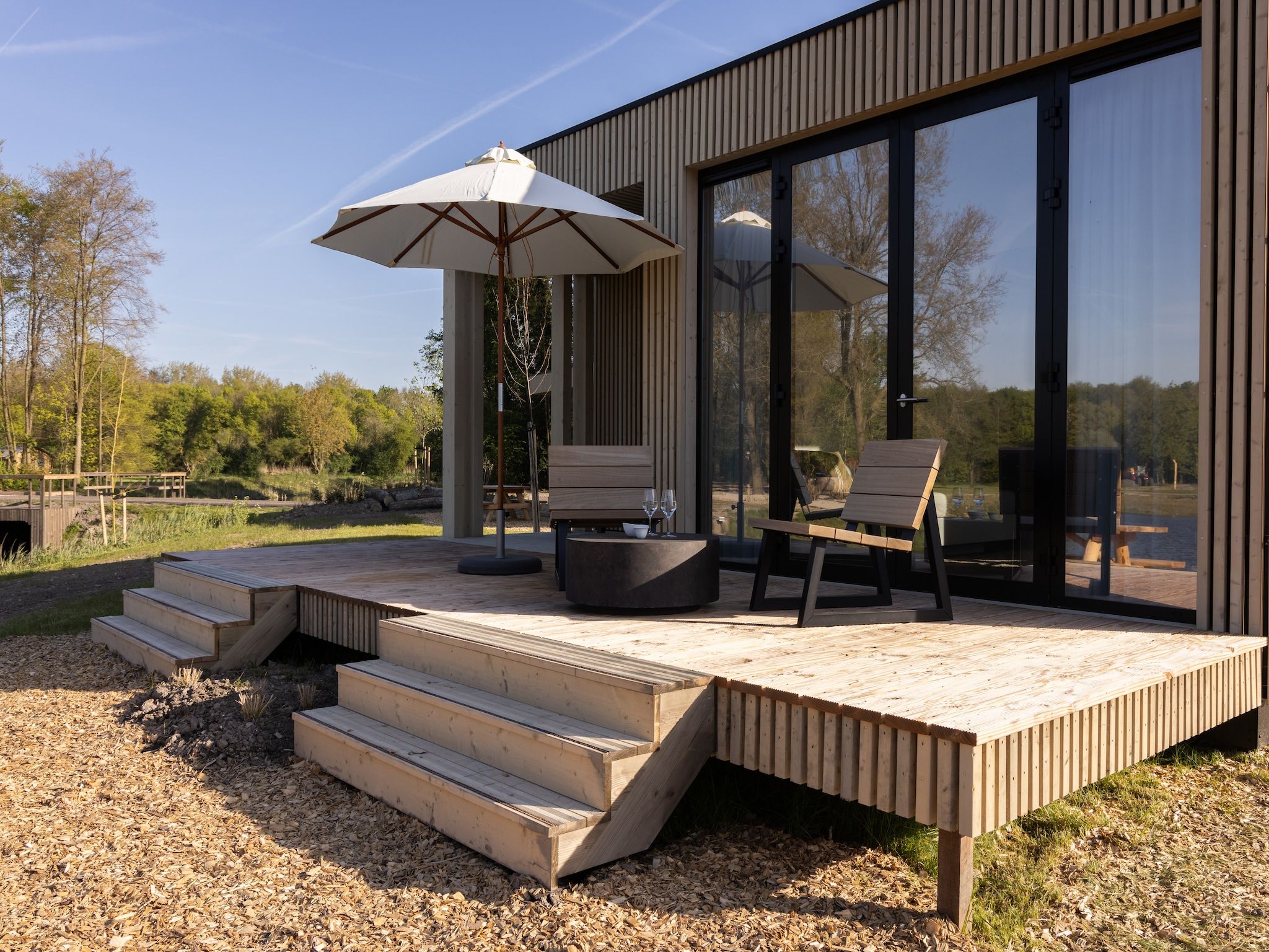 De buitenkant van Resort de Parel 11 in Zeewolde