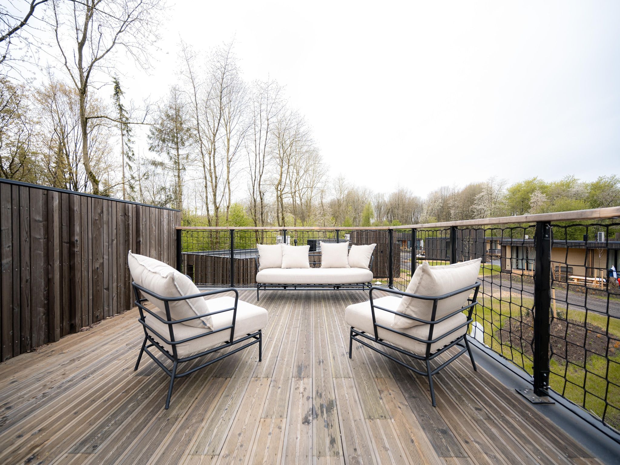 Het terras van Resort de Parel 13 in Zeewolde