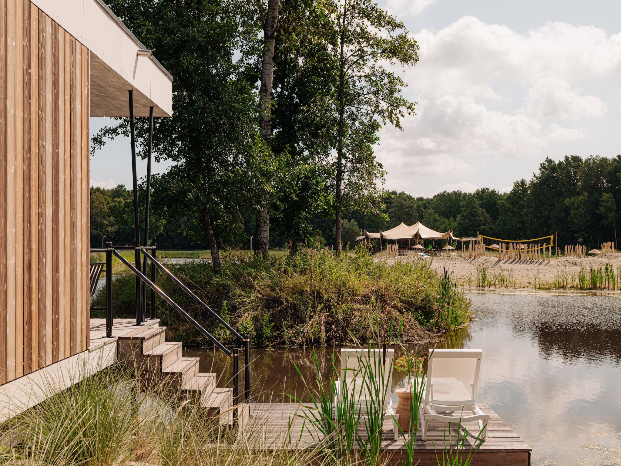 Het terras van Resort de Parel 14 in Zeewolde