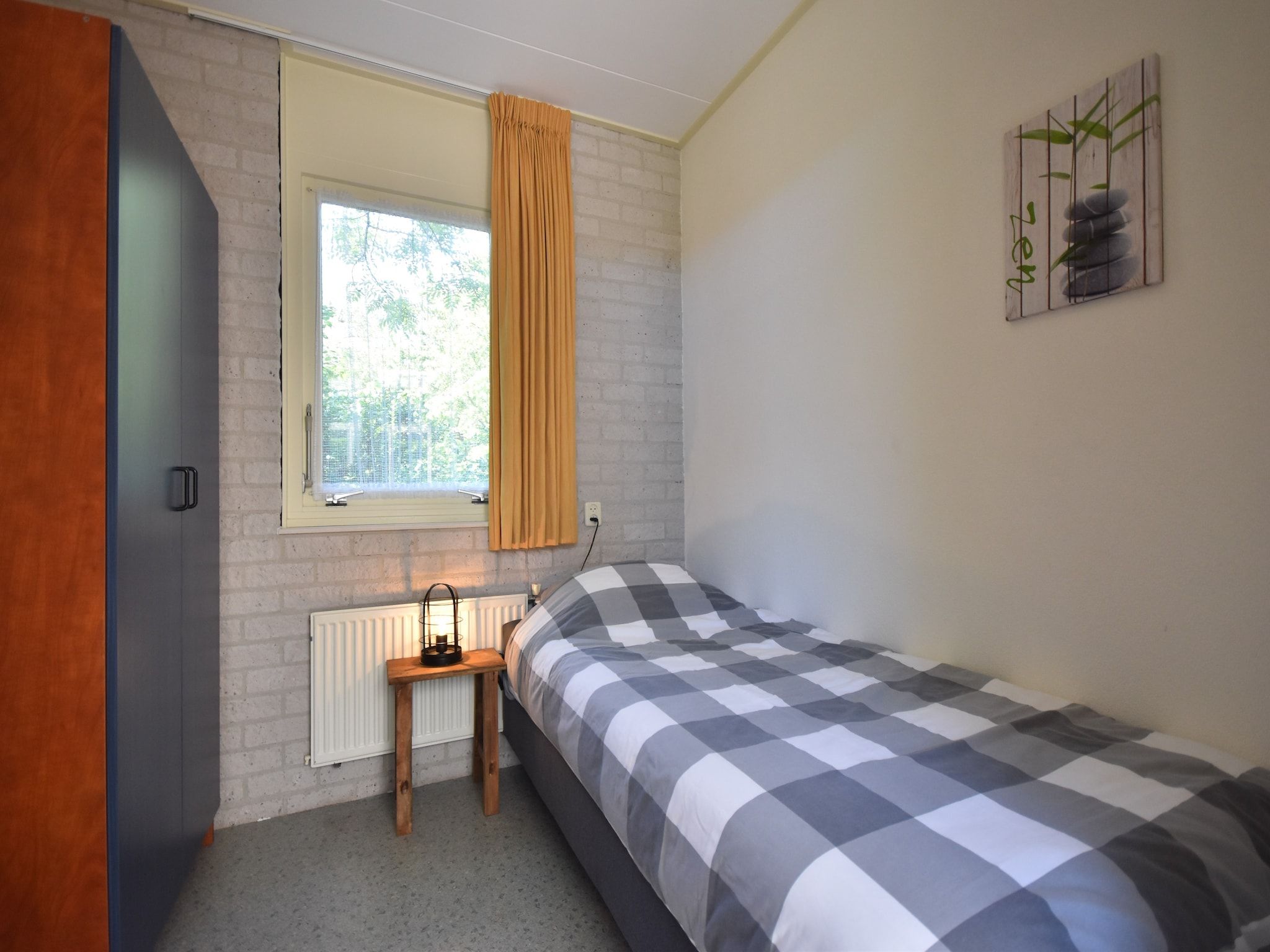 Een slaapkamer van Bungalowpark Campanula 3 in St. Maartenszee