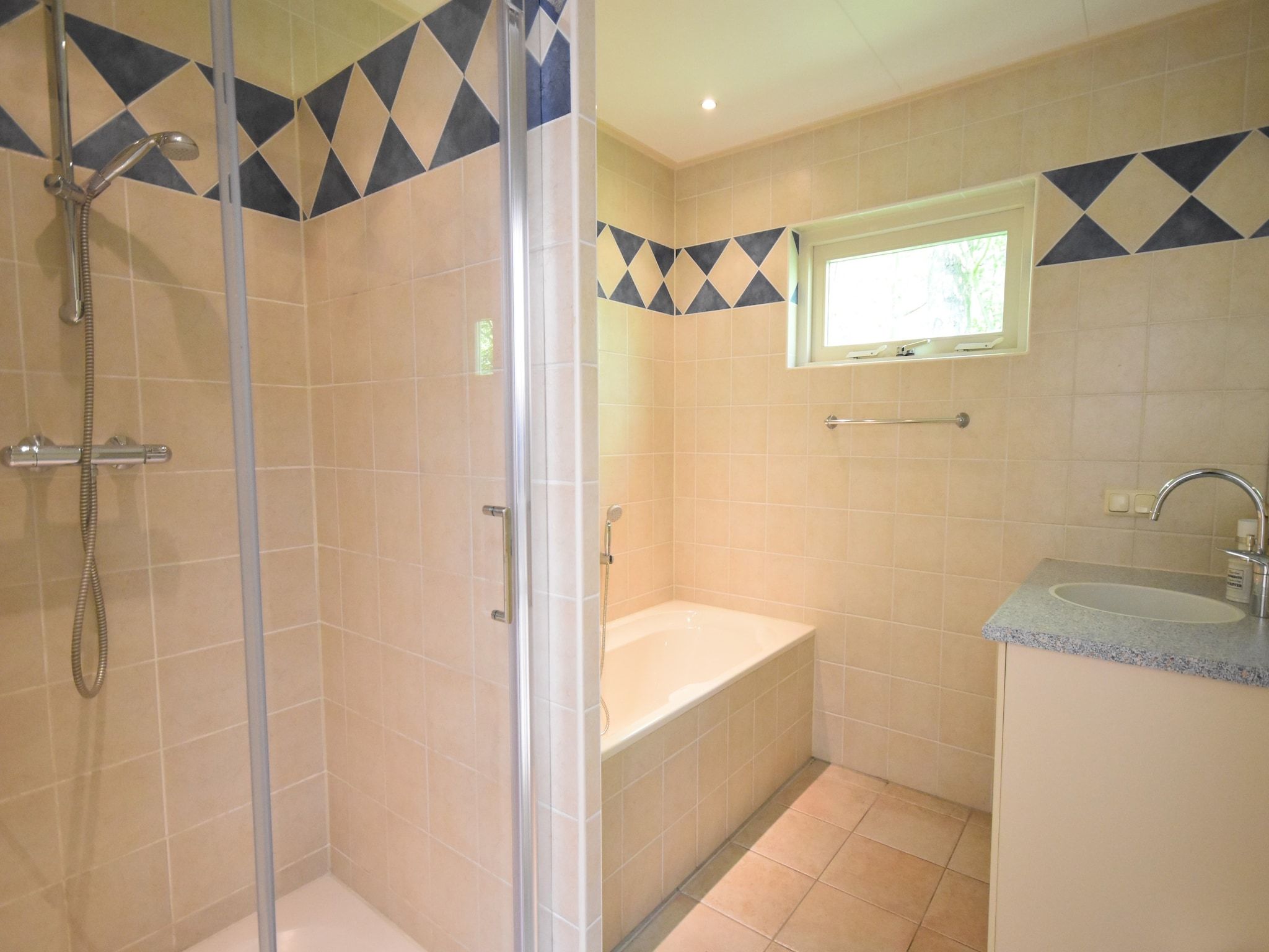 De badkamer van Bungalowpark Campanula 4 in St. Maartenszee