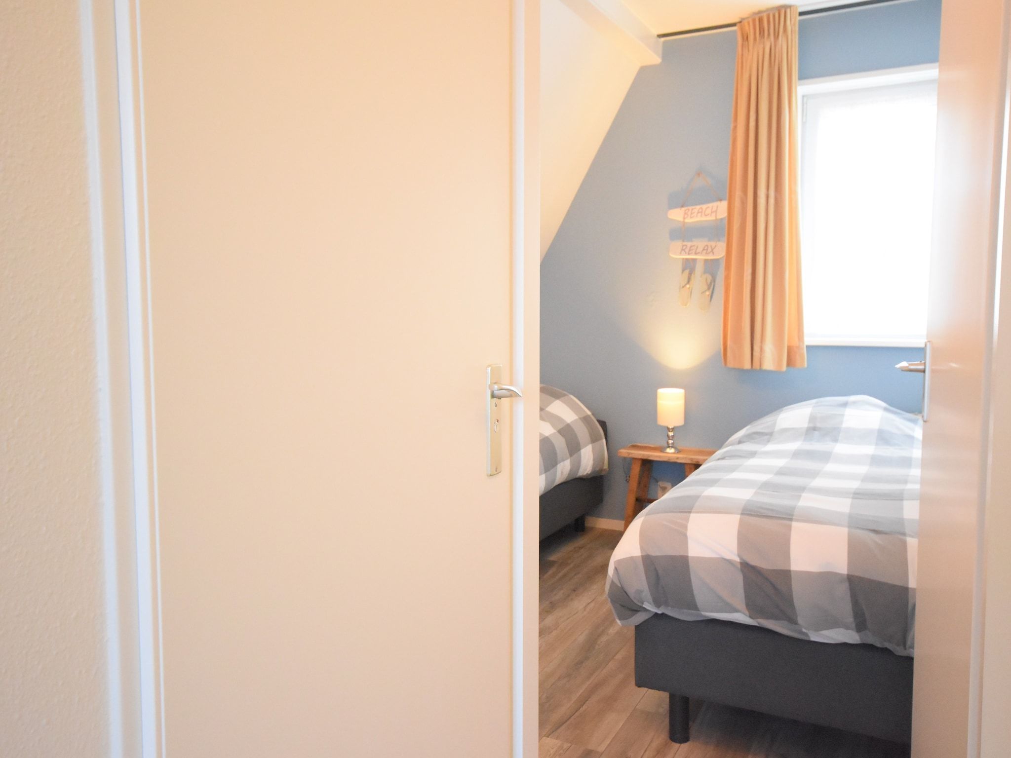 Een slaapkamer van Bungalowpark Campanula 5 in St. Maartenszee