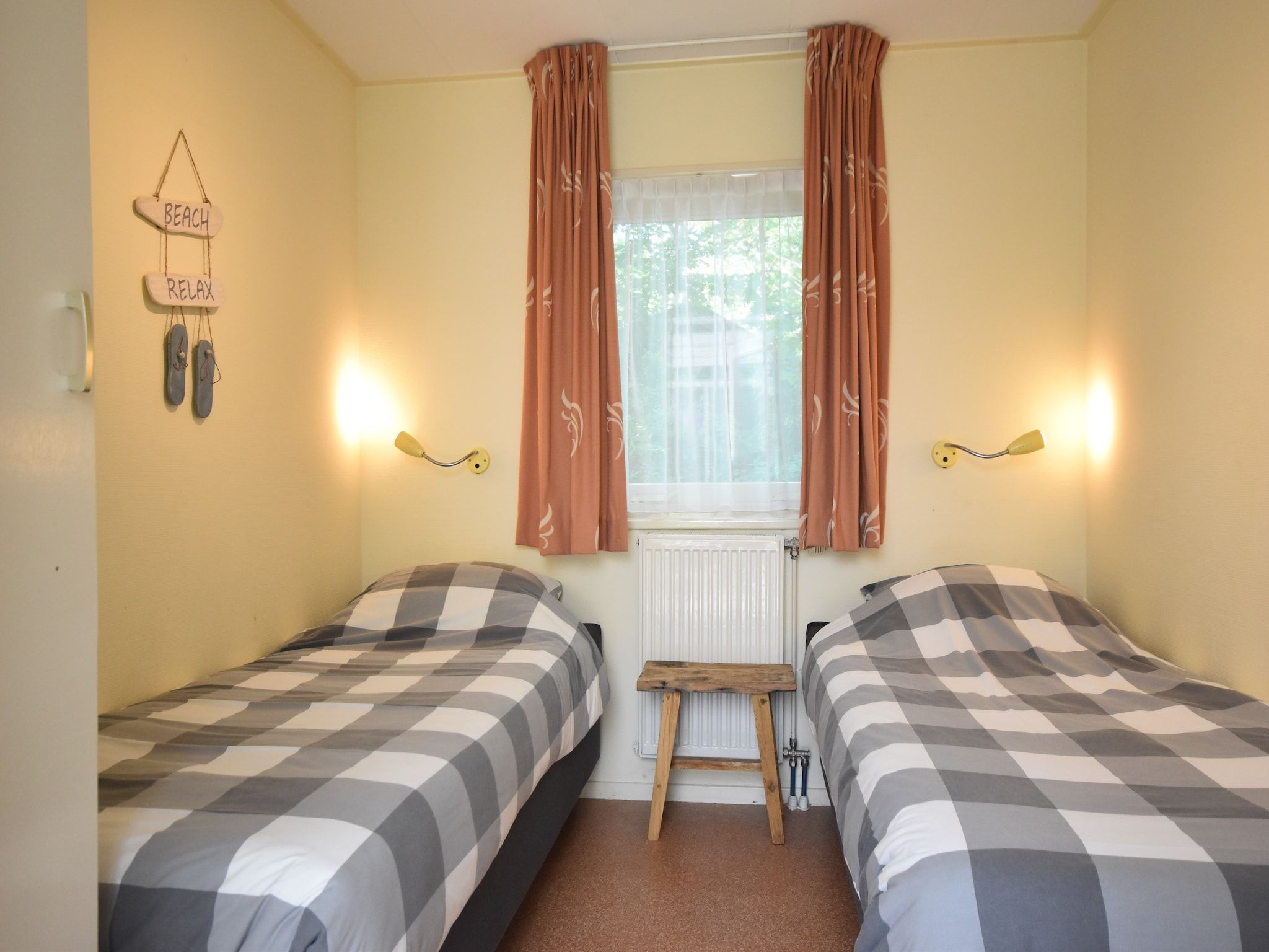 Een slaapkamer van Bungalowpark Campanula 6 in St. Maartenszee