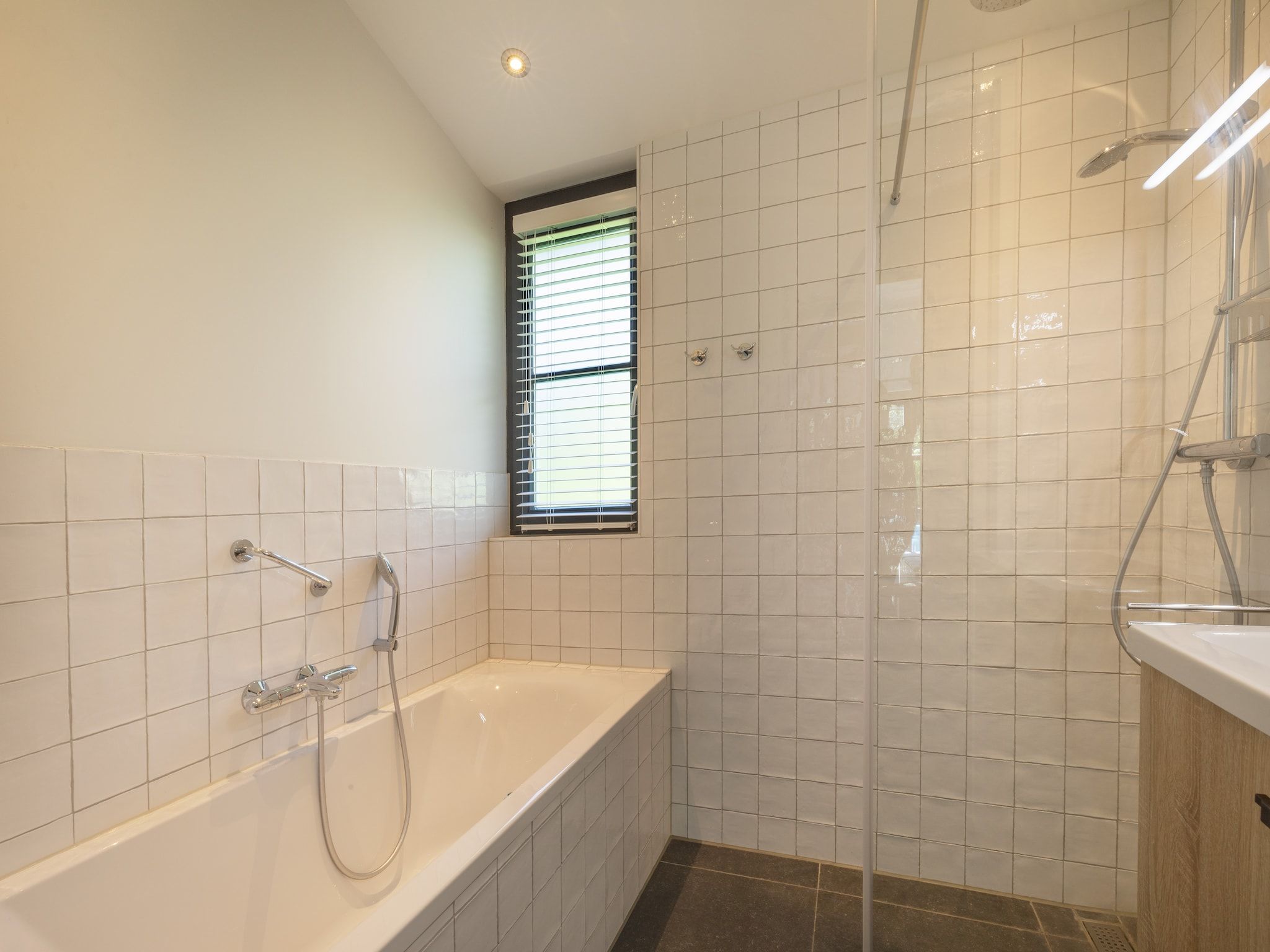 De badkamer van Bungalowpark Campanula 8 in St. Maartenszee