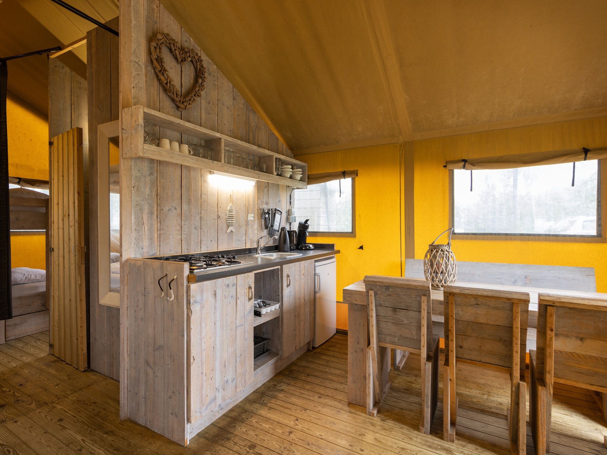 De keuken van Glamping Resort Lauwersmeer 2 in Vierhuizen