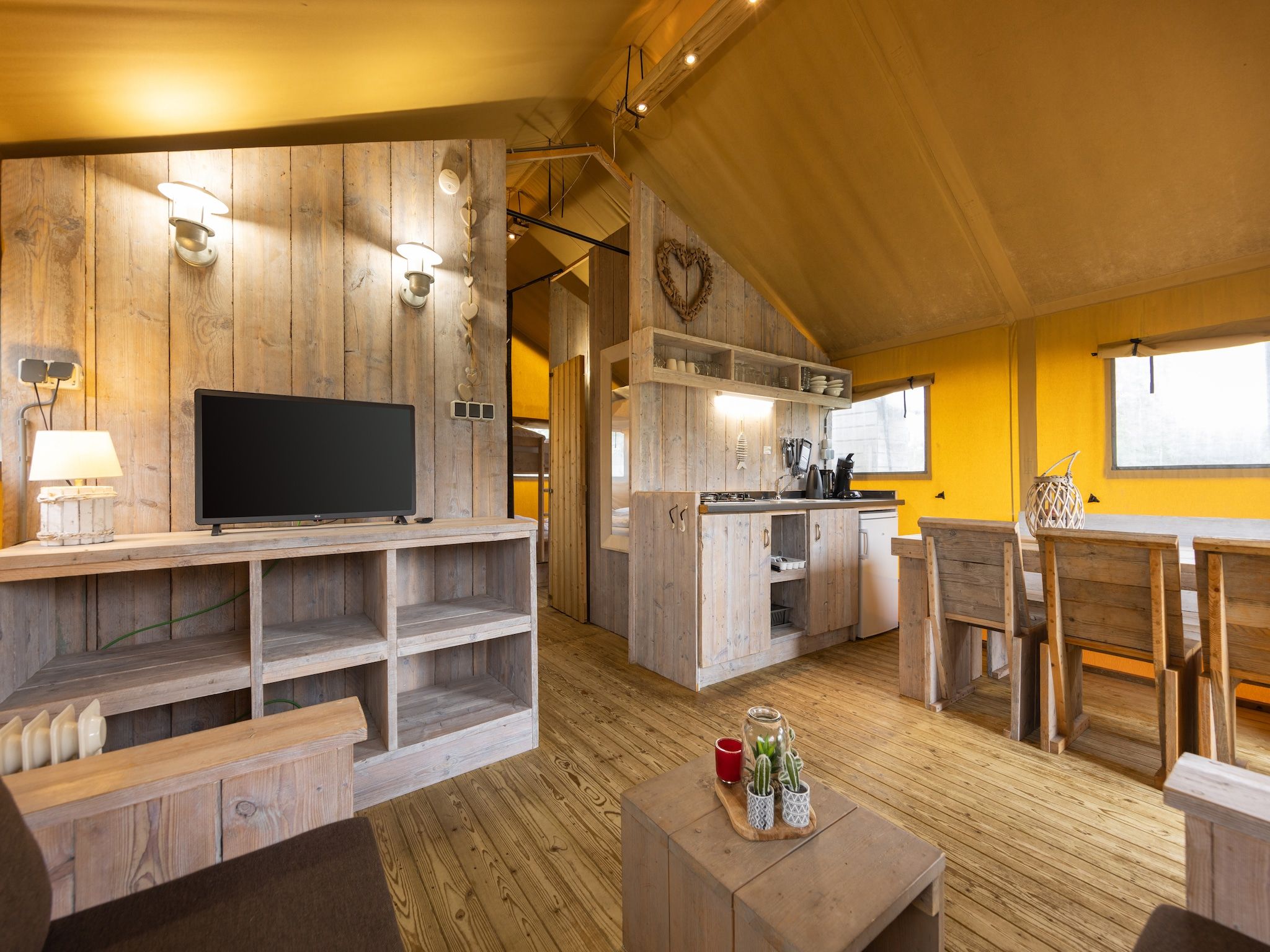 De woonkamer van Glamping Resort Lauwersmeer 2 in Vierhuizen