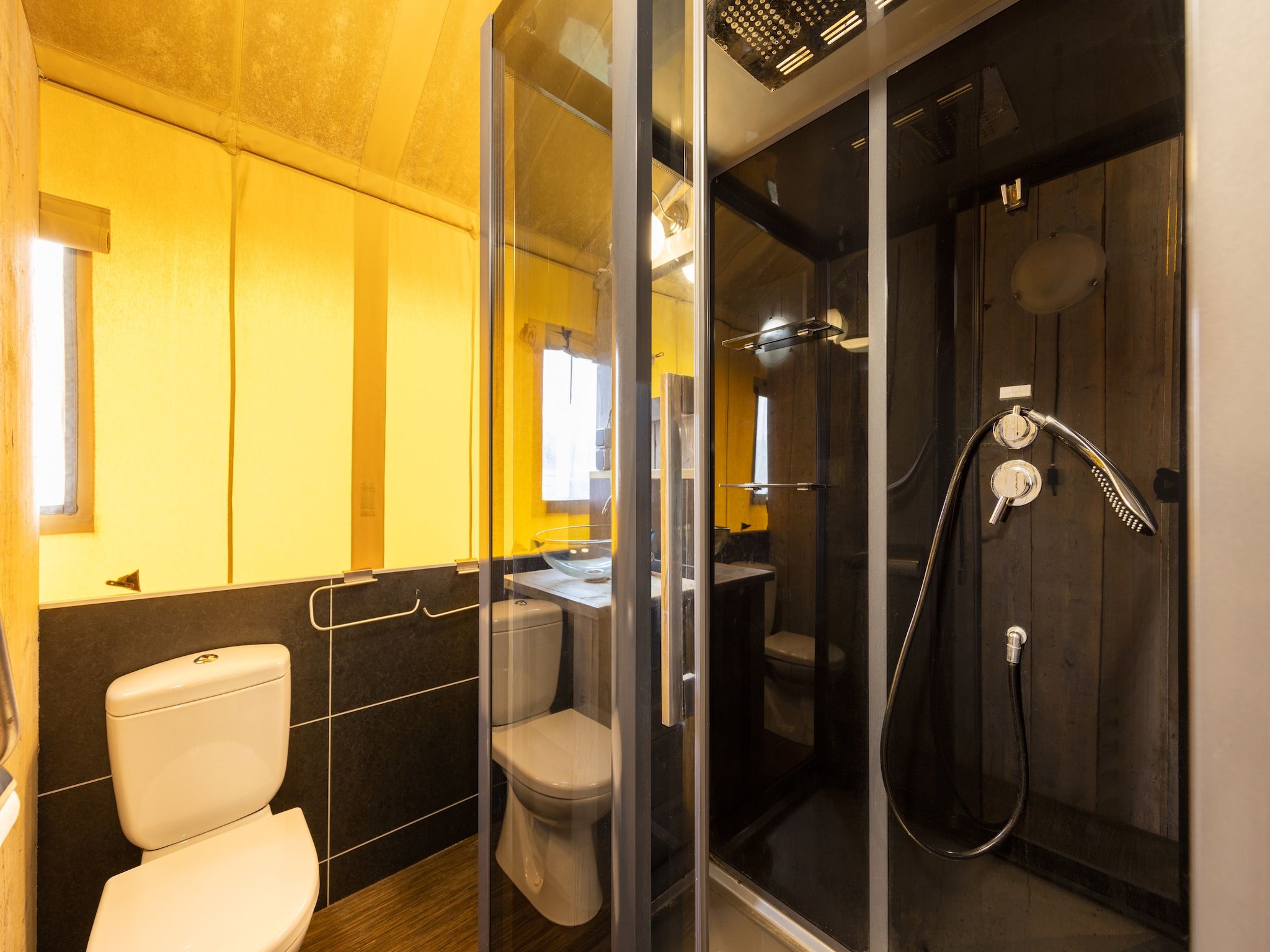 De badkamer van Glamping Resort Lauwersmeer 2 in Vierhuizen