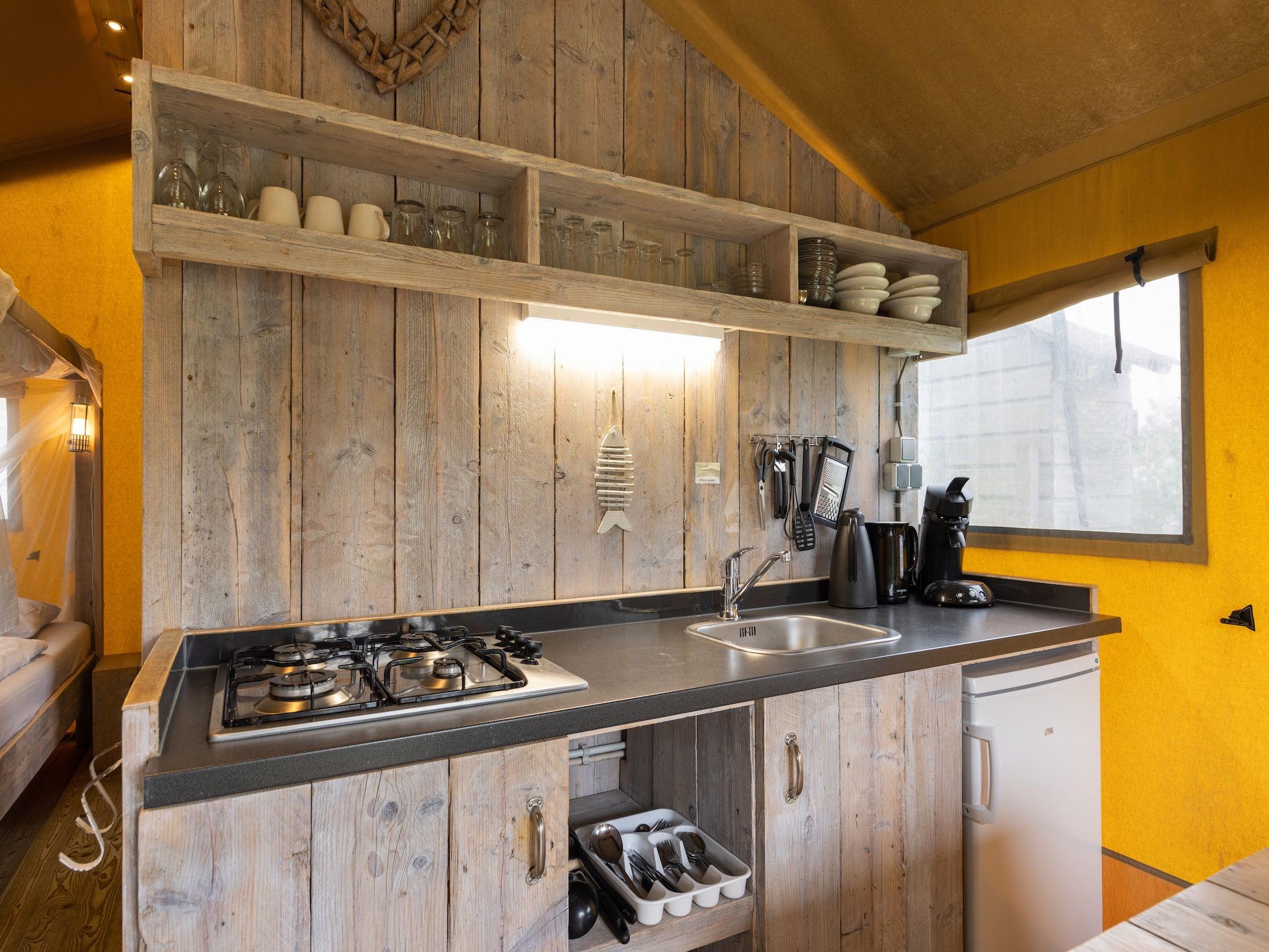 De keuken van Glamping Resort Lauwersmeer 3 in Vierhuizen