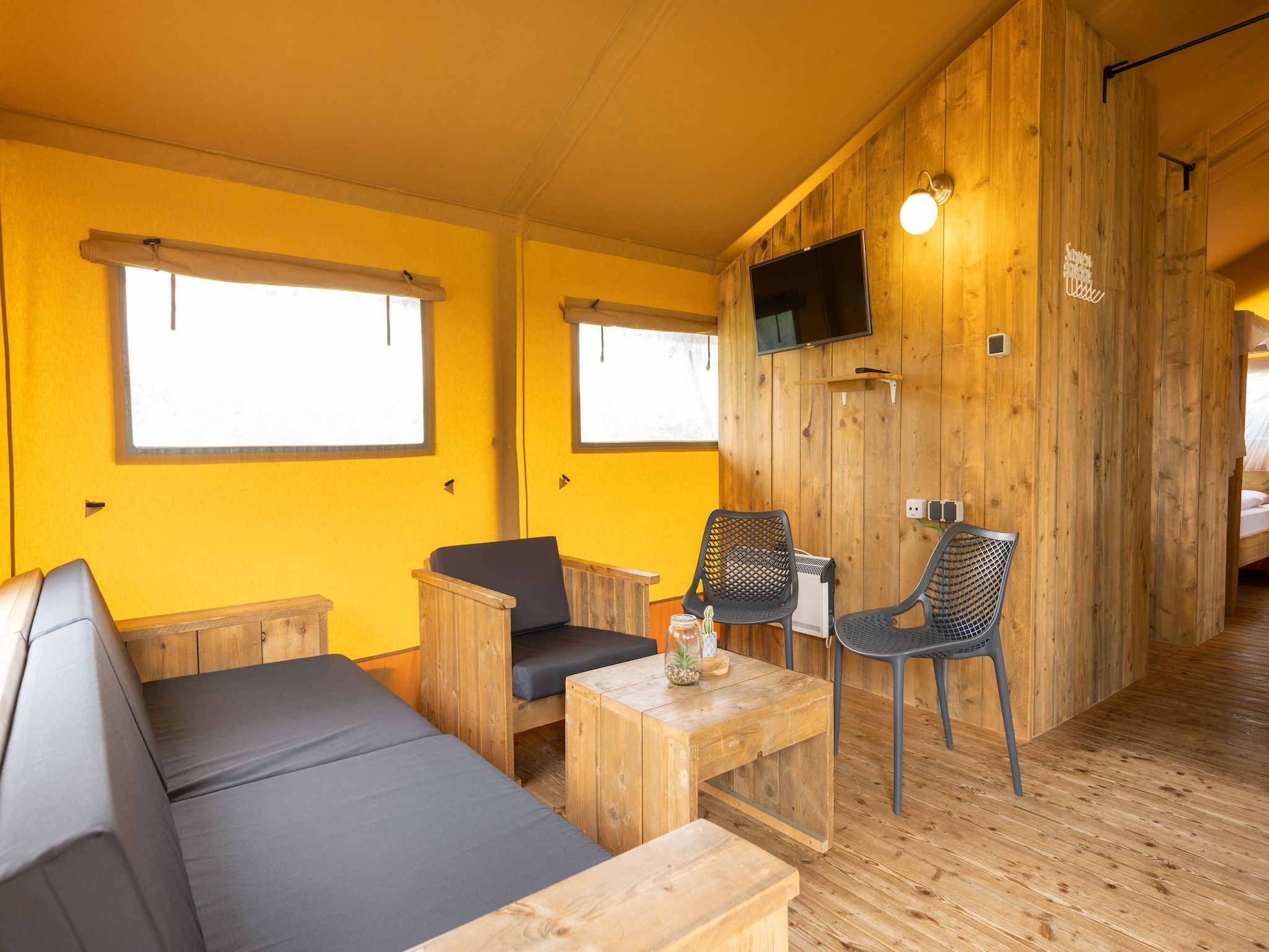 De woonkamer van Glamping Resort Lauwersmeer 3 in Vierhuizen