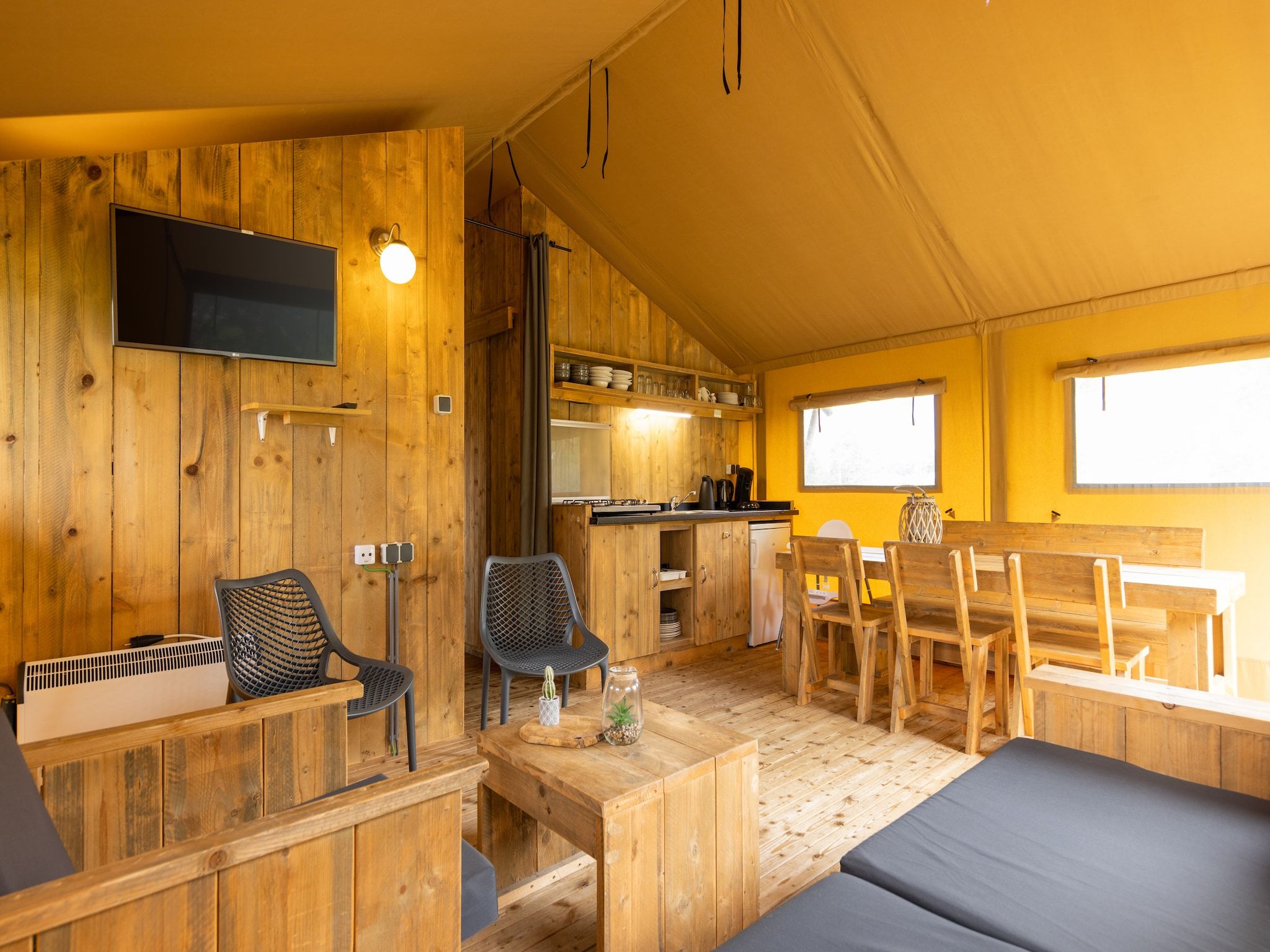 De woonkamer van Glamping Resort Lauwersmeer 3 in Vierhuizen