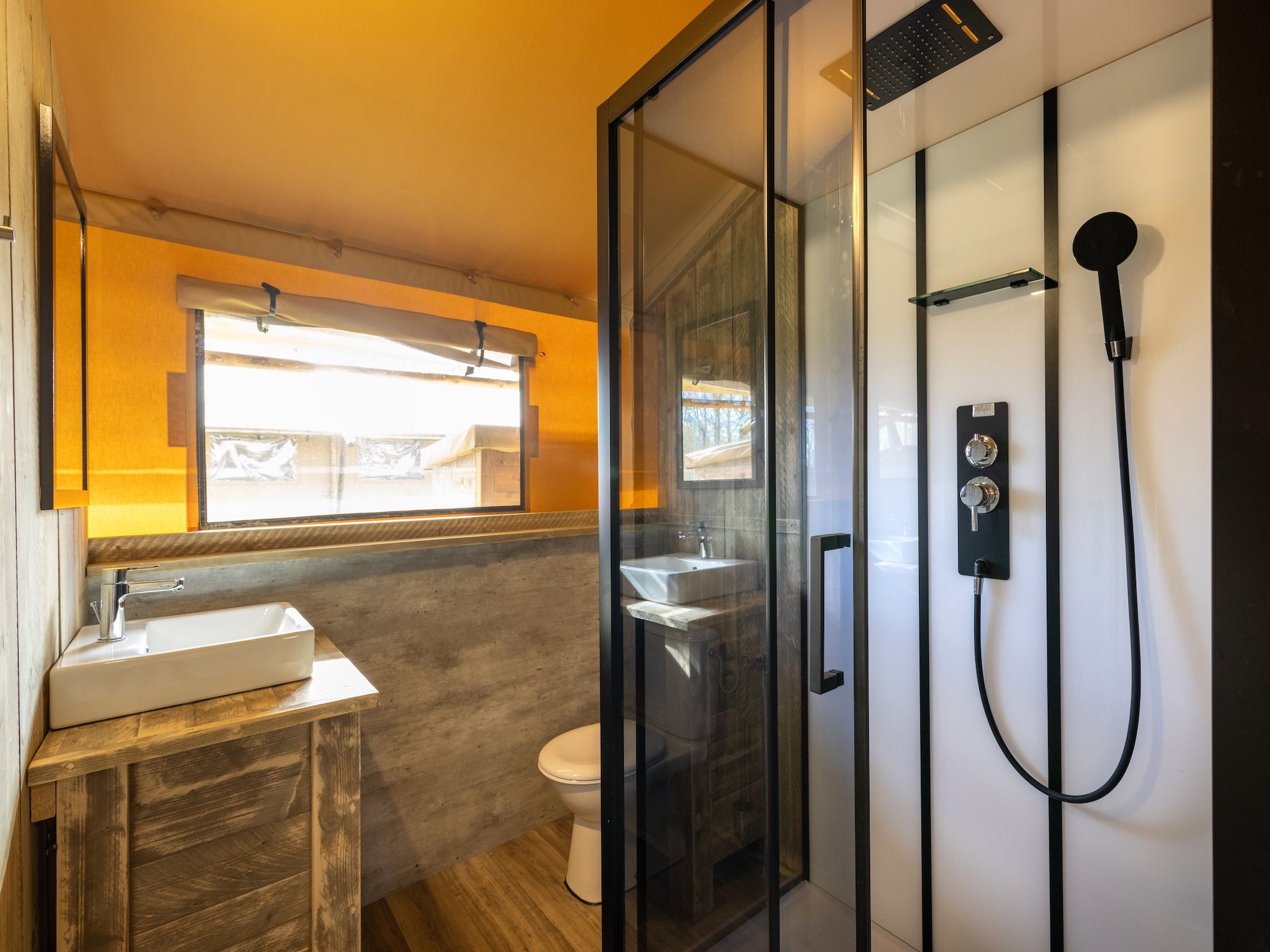 De badkamer van Glamping Resort Lauwersmeer 3 in Vierhuizen