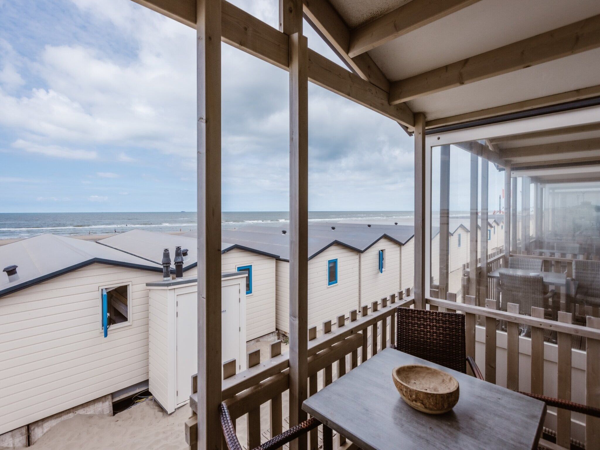 Het terras van Resort Beach Houses Wijk aan Zee 2 in Wijk aan Zee