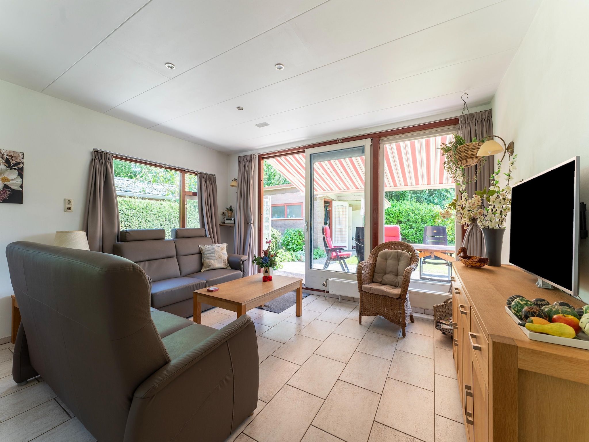 De woonkamer van Landingsweg 80 in Baarland