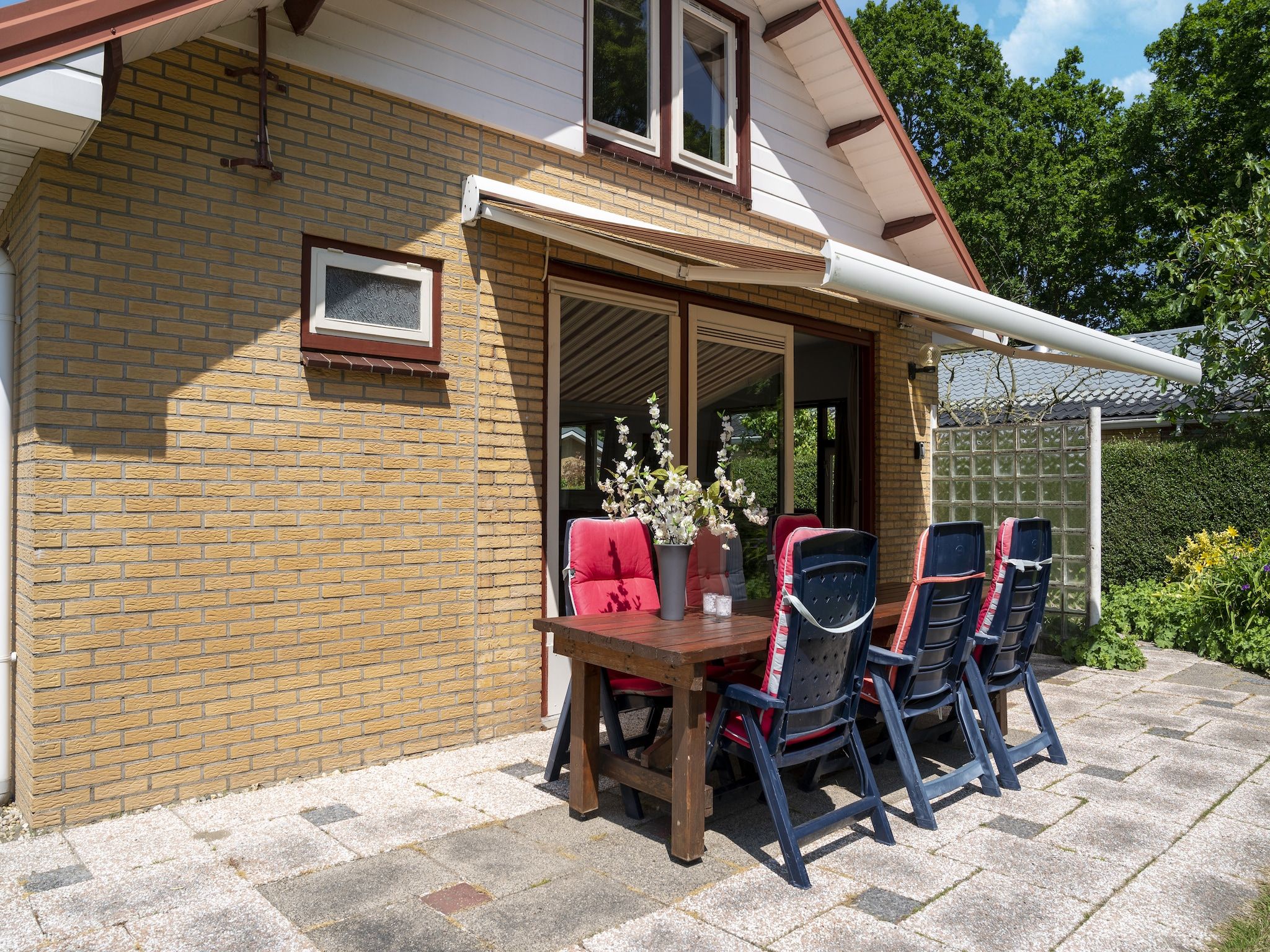 Het terras van Landingsweg 80 in Baarland