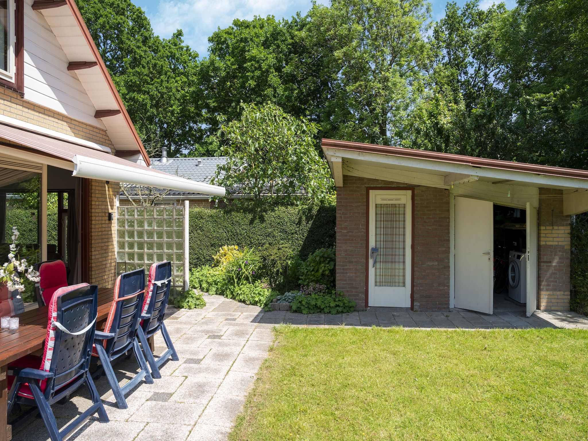 Het terras van Landingsweg 80 in Baarland