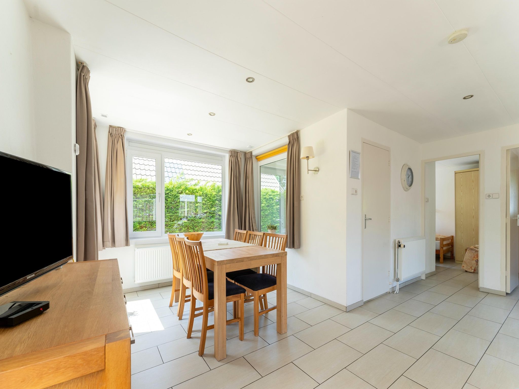 De eetkamer van Landingsweg 94 in Baarland