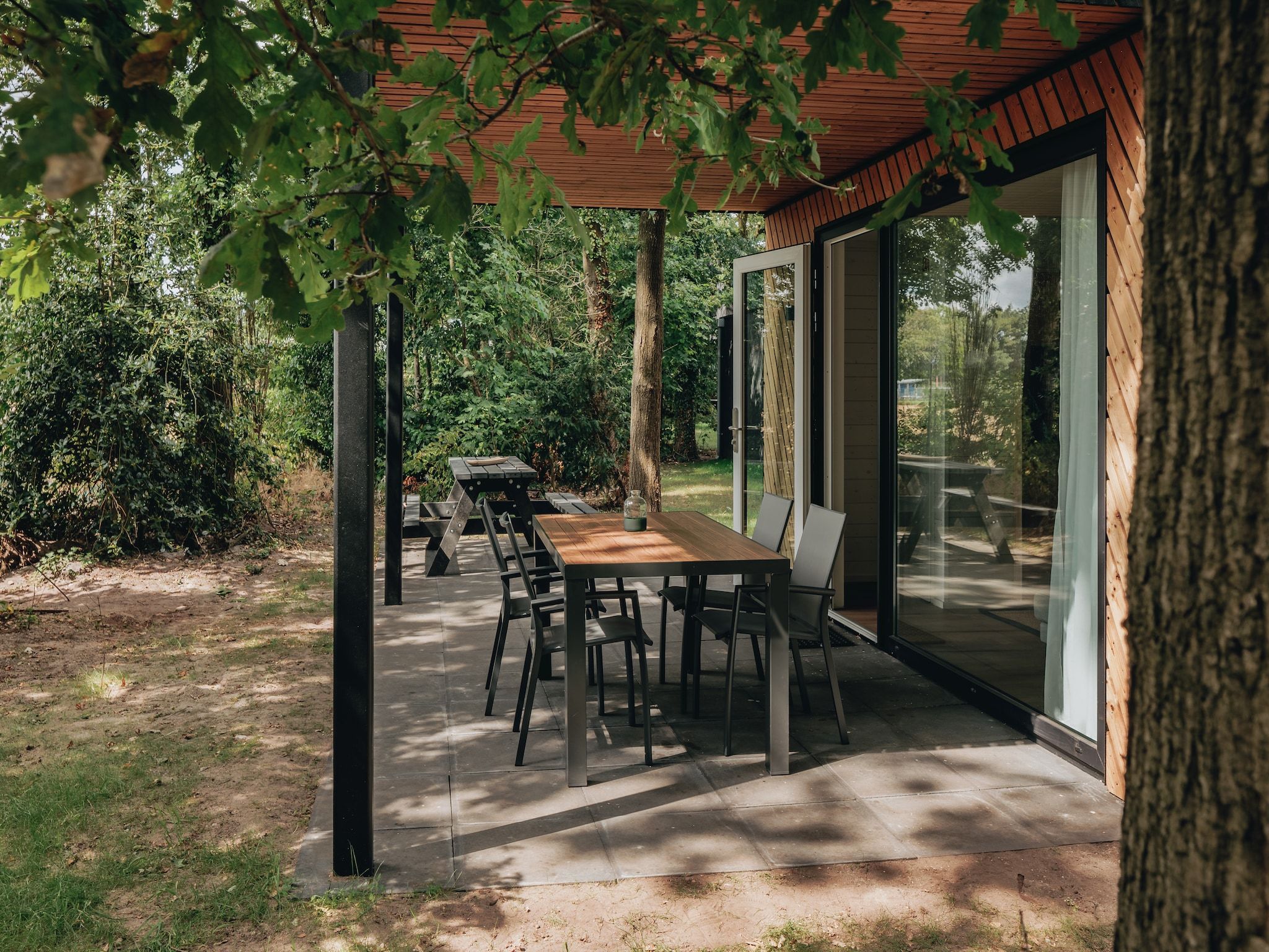 Het terras van Vakantiepark Schaijk 10 in Schaijk