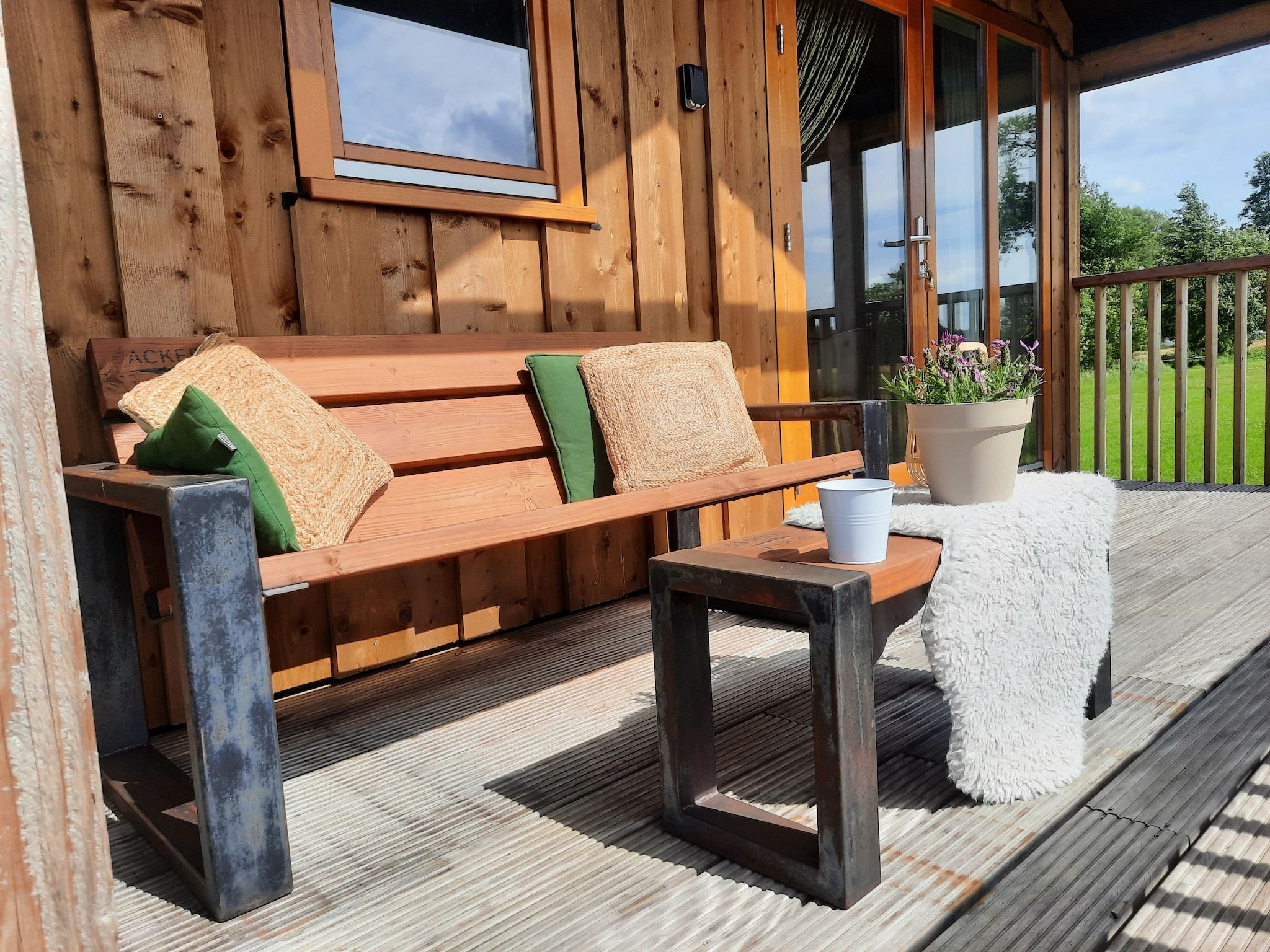 Het terras van Acker Lodges 4 in Ruinerwold