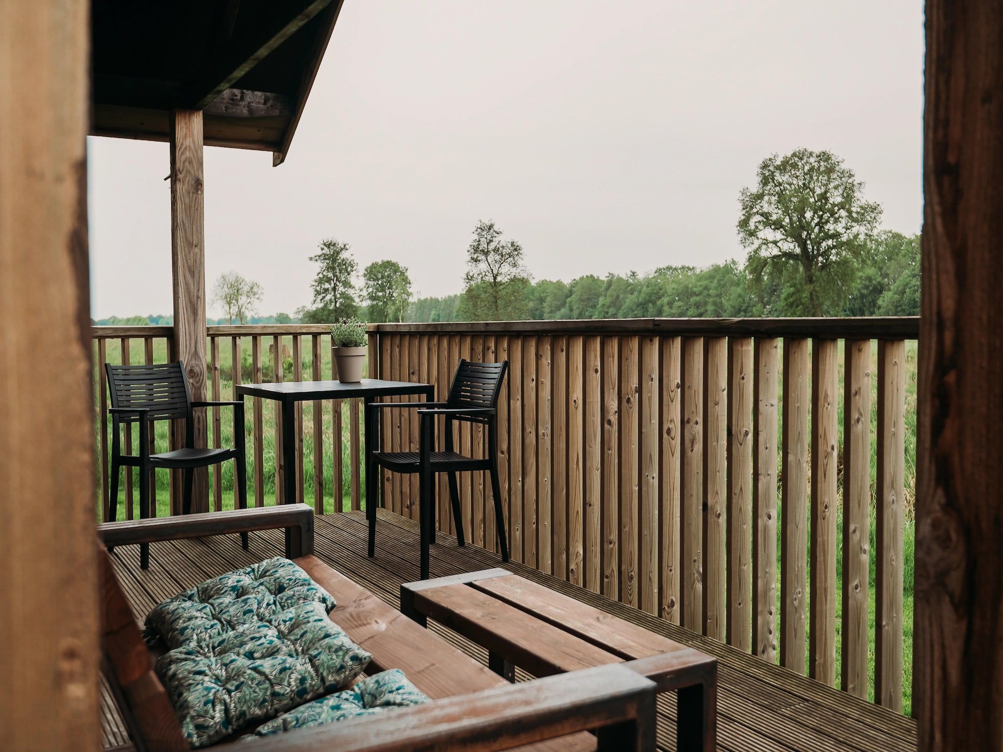 Het terras van Acker Lodges 4 in Ruinerwold