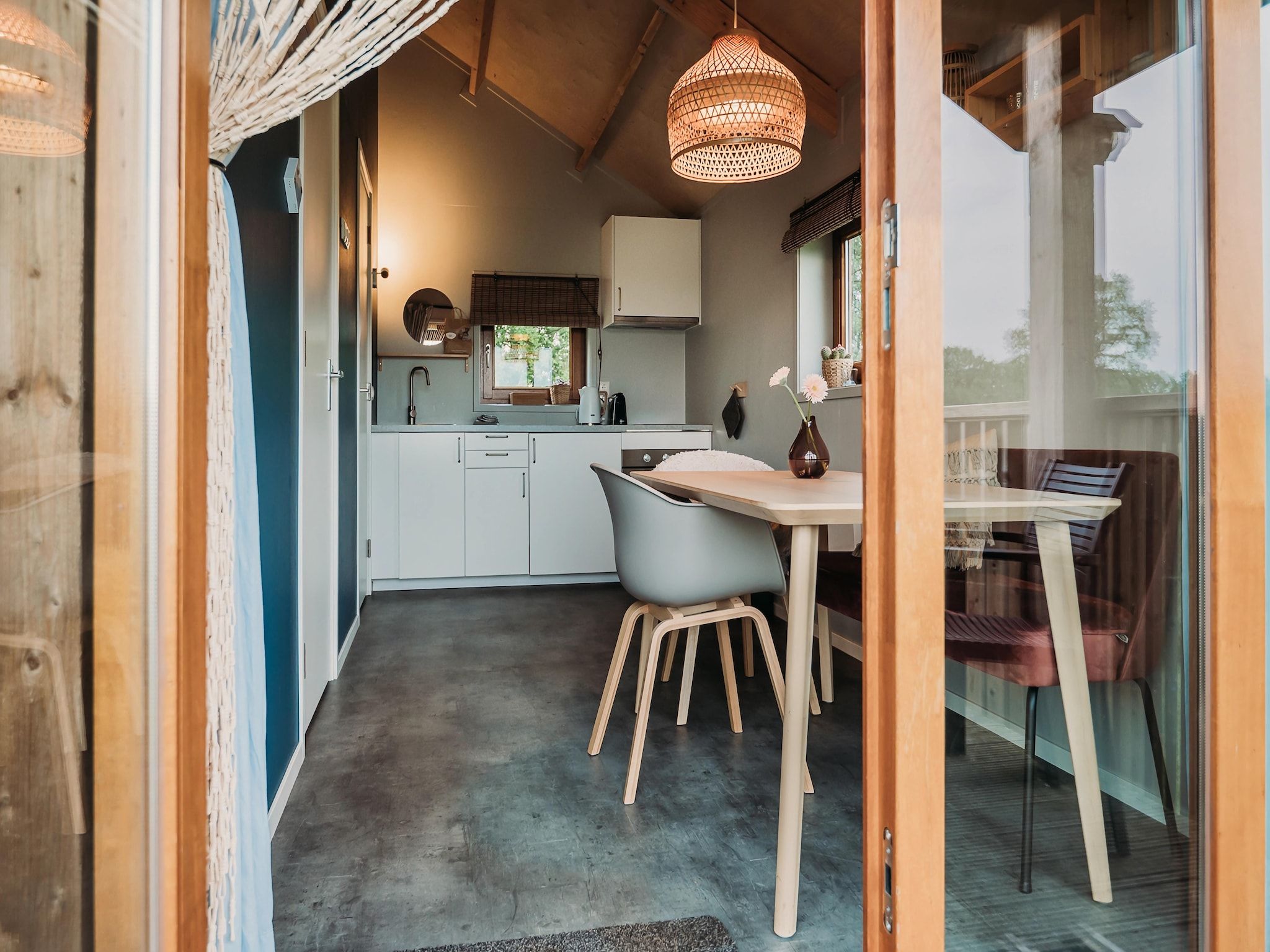 De eetkamer van Acker Lodges 4 in Ruinerwold