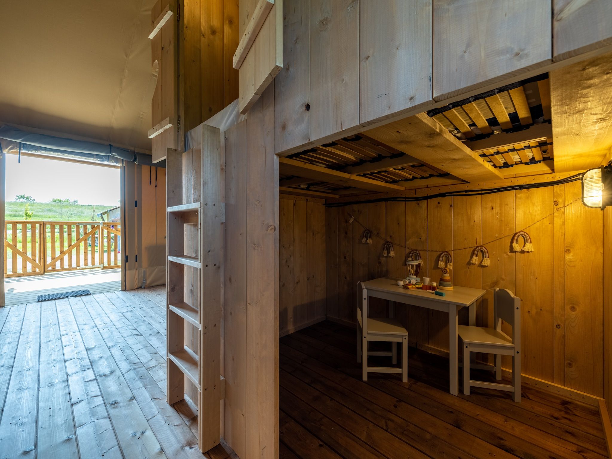 De eetkamer van Villavakantiepark IJsselhof 11 in Andijk